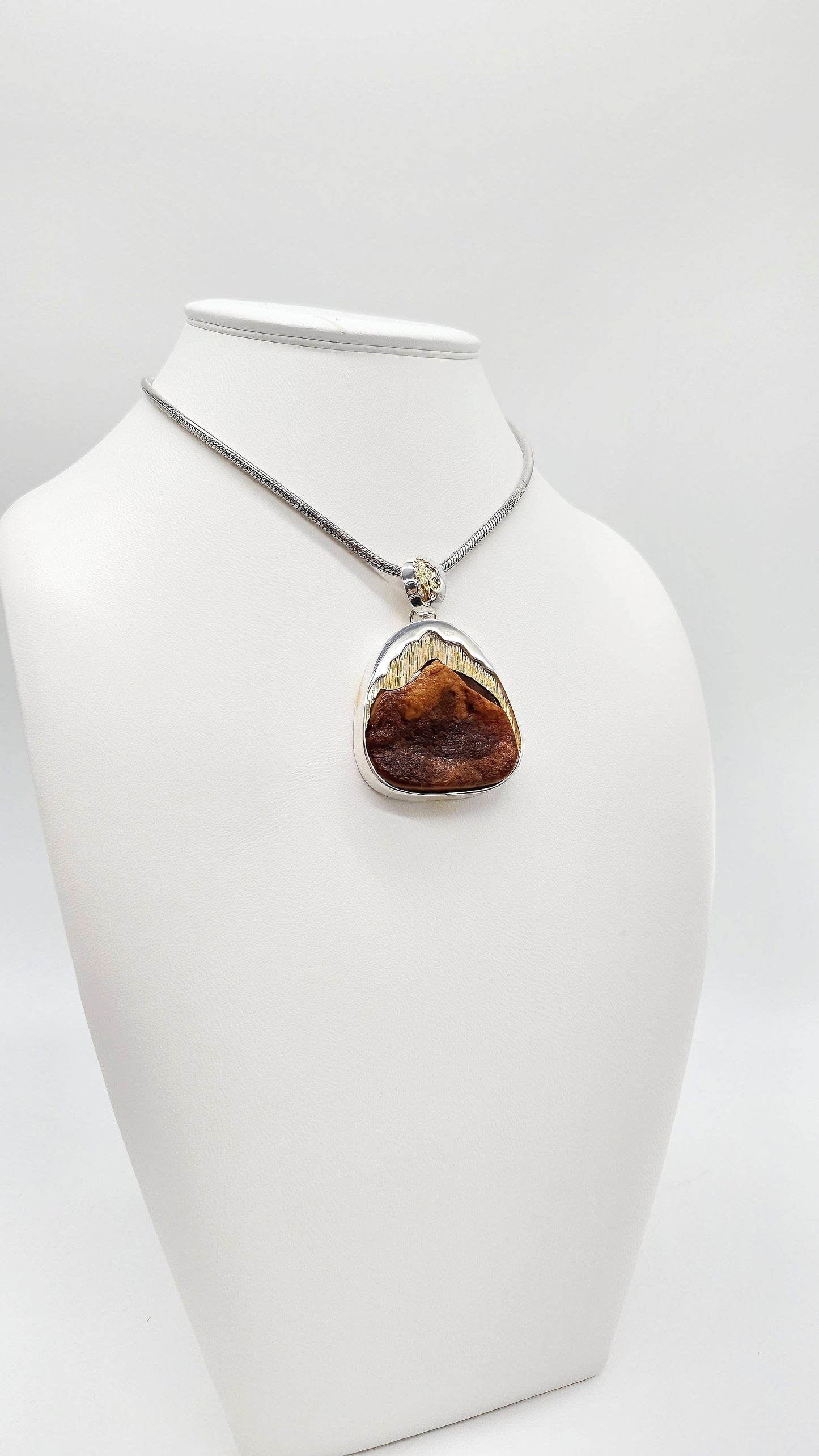 Ausdrucksstarker Bernsteinschmuck mit Strukturdesign