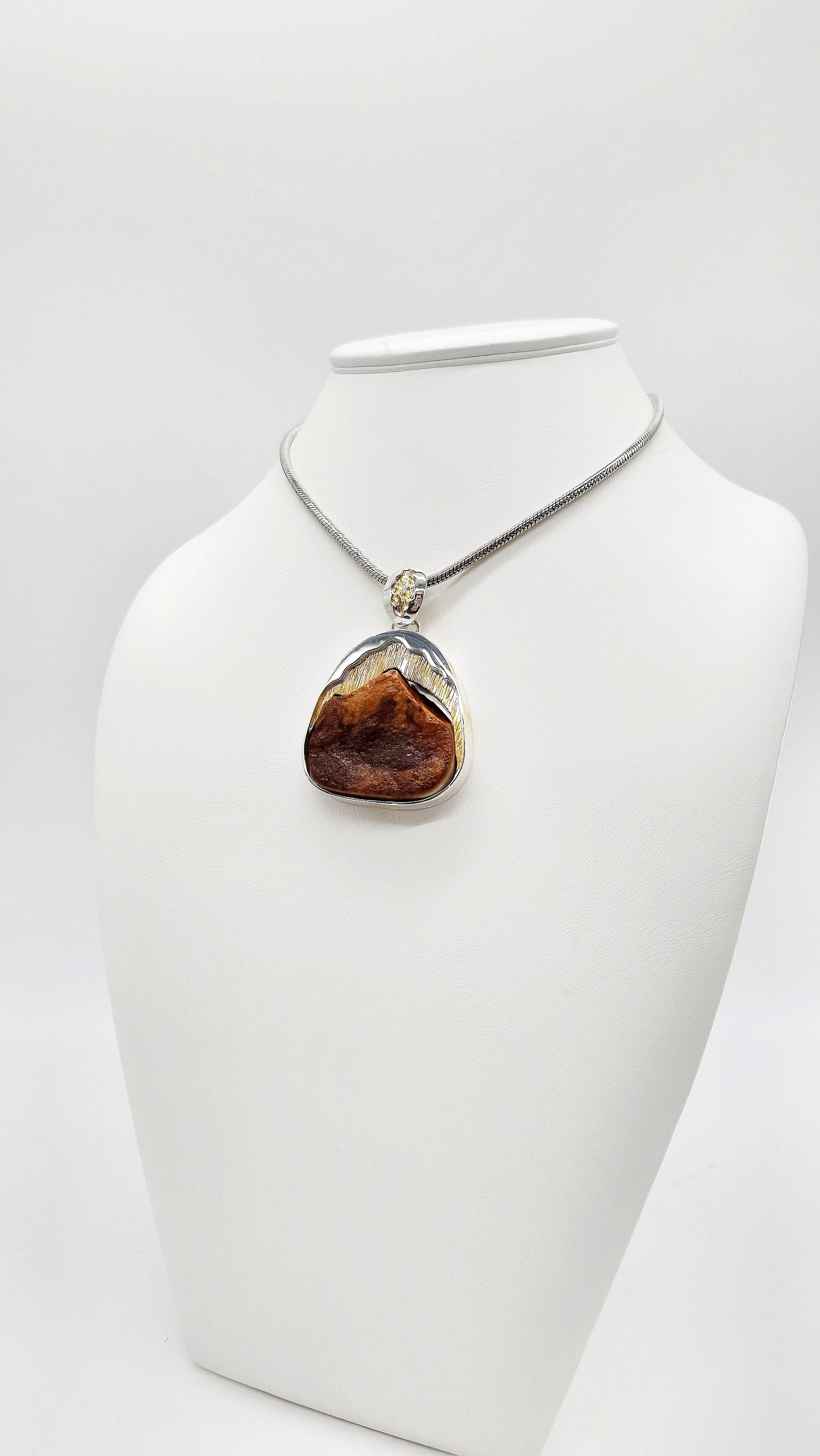 Ausdrucksstarker Bernsteinschmuck mit Strukturdesign