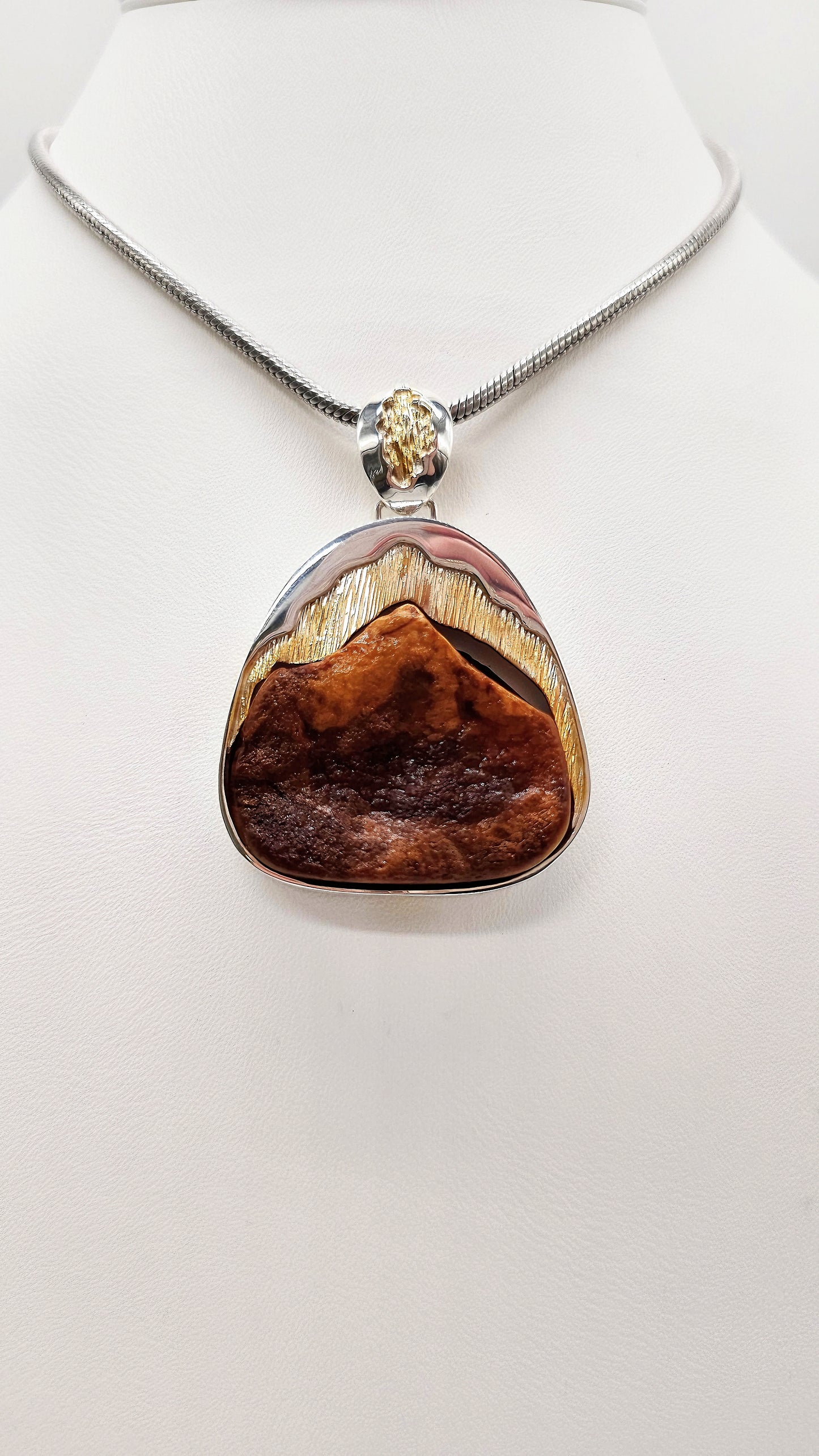 Ausdrucksstarker Bernsteinschmuck mit Strukturdesign