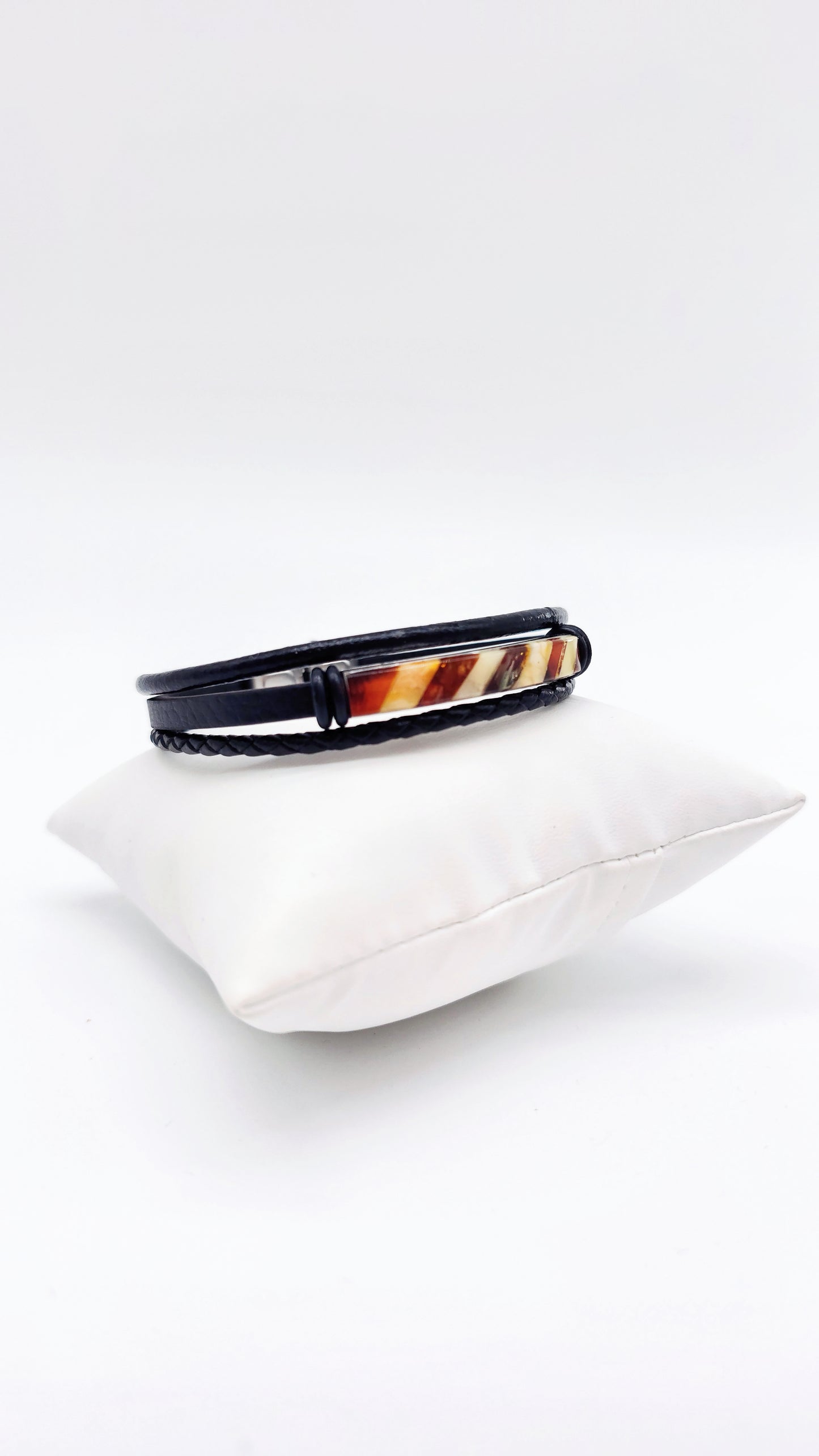 Robust men's bracelet made of leather and amber