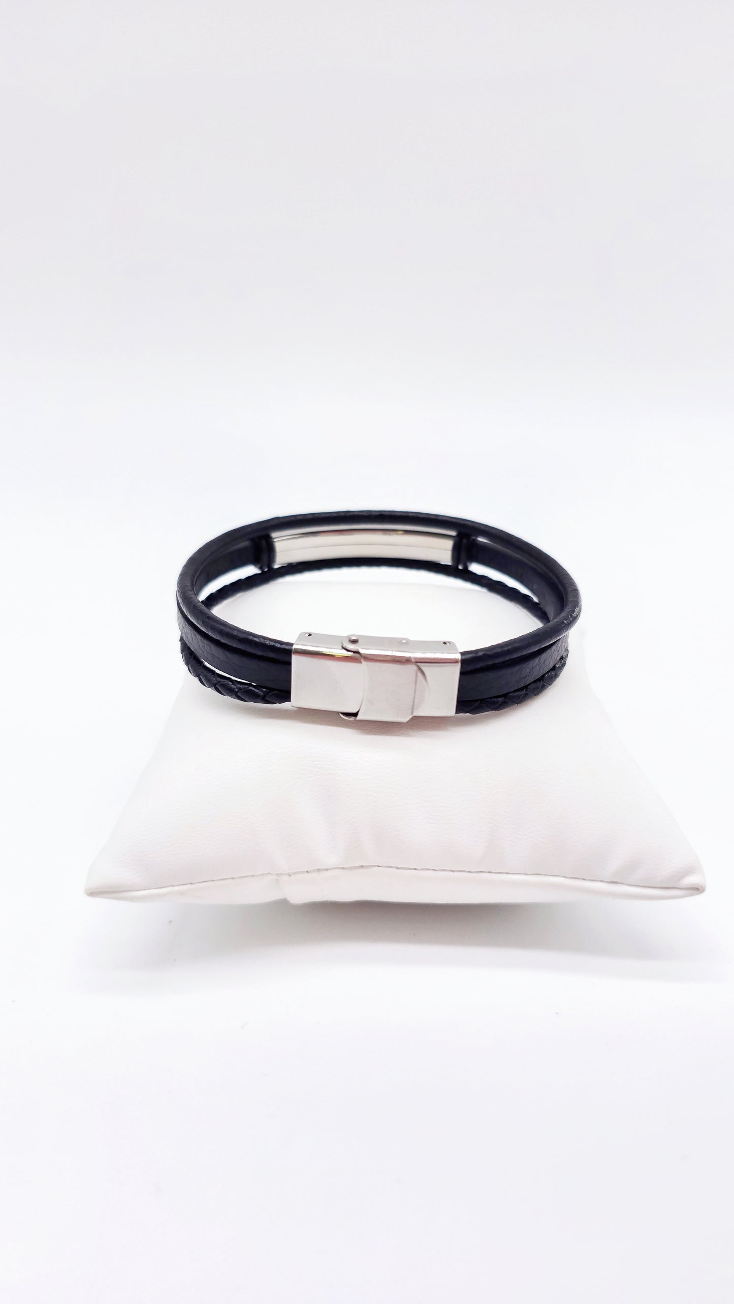 Robust men's bracelet made of leather and amber