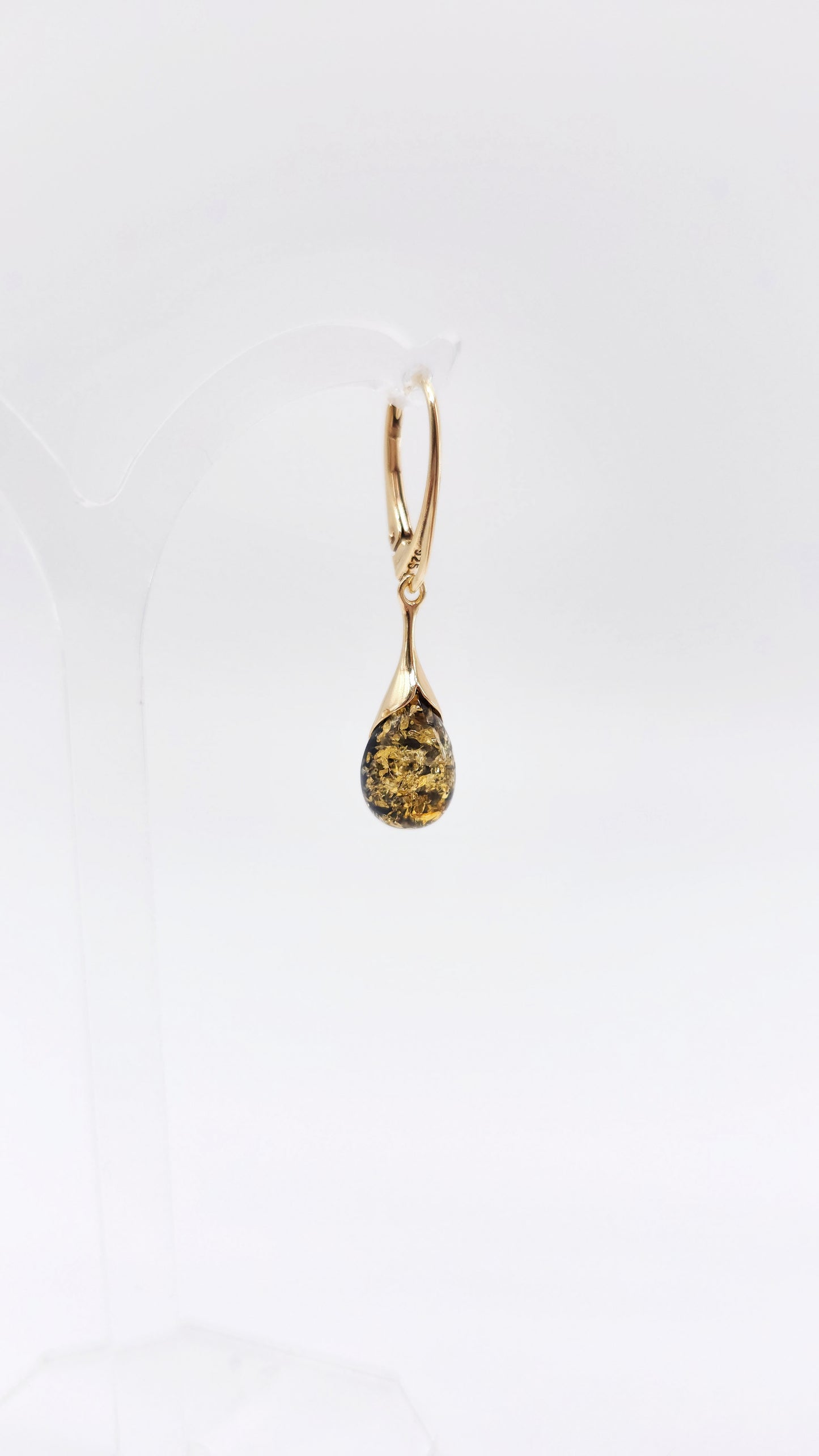 Goldene Ohrringe mit grünem Bernstein