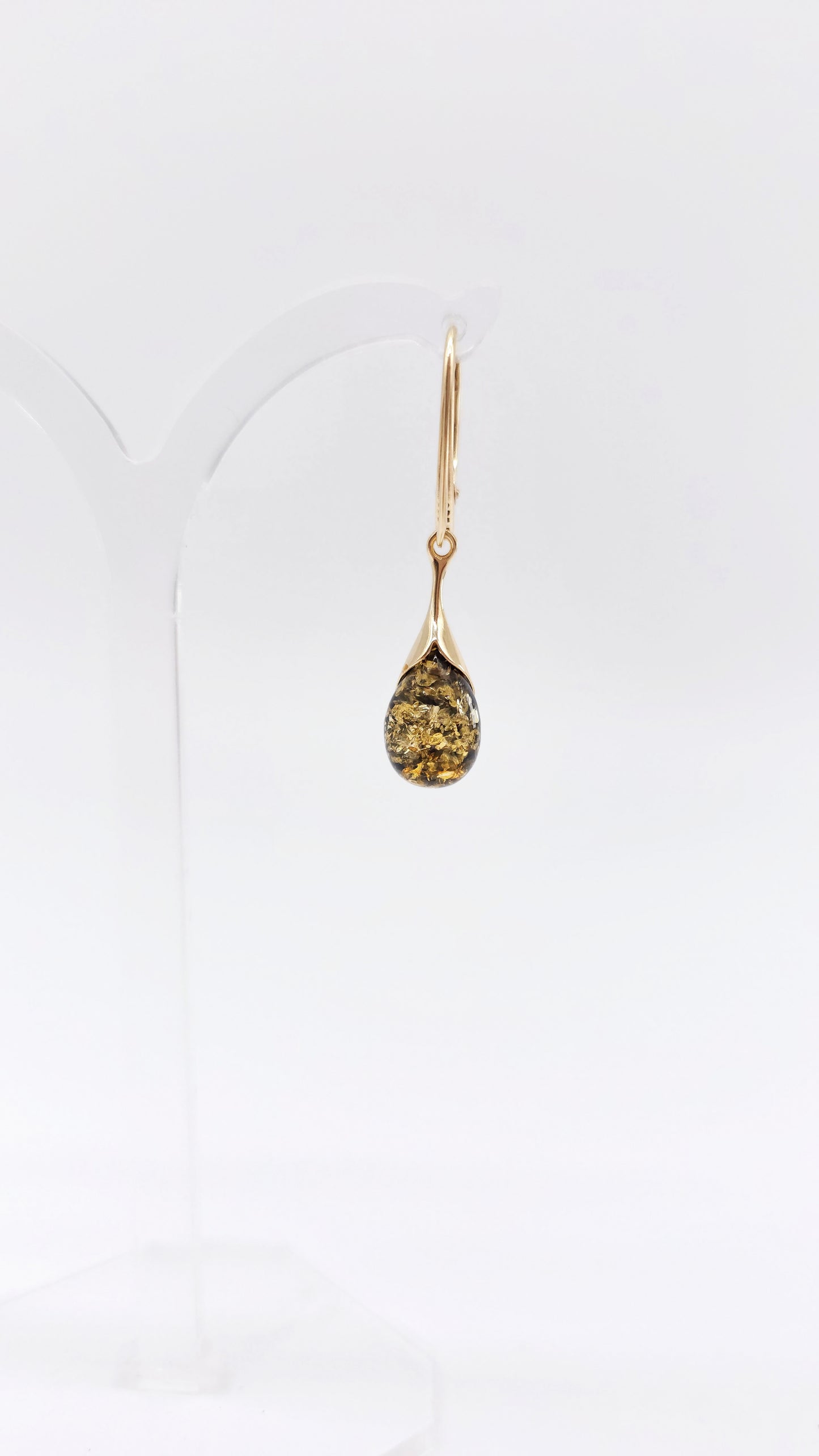 Goldene Ohrringe mit grünem Bernstein
