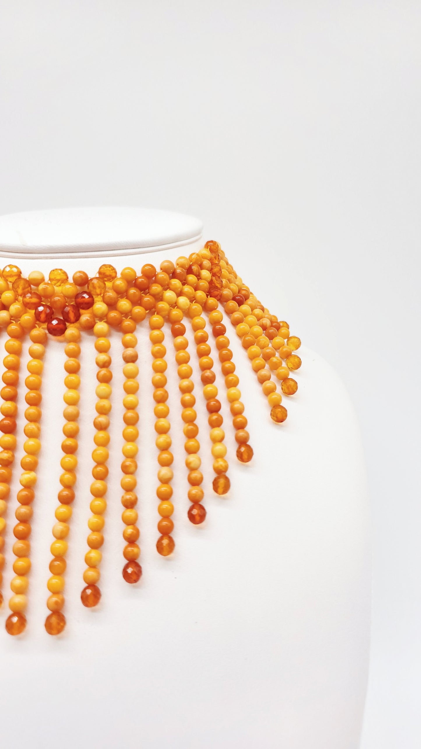 Amber choker necklace – elegant look in honey tones