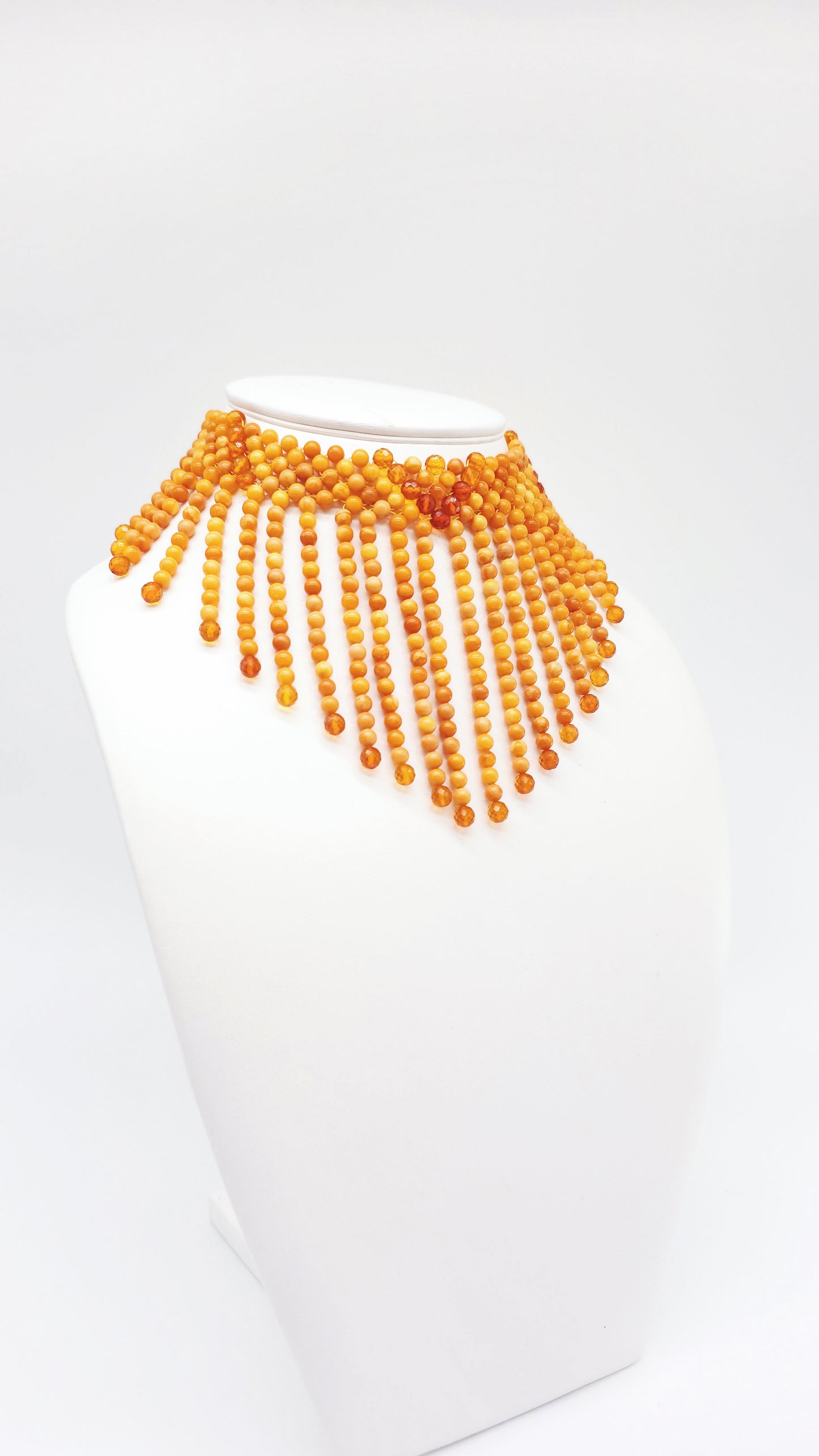 Amber choker necklace – elegant look in honey tones