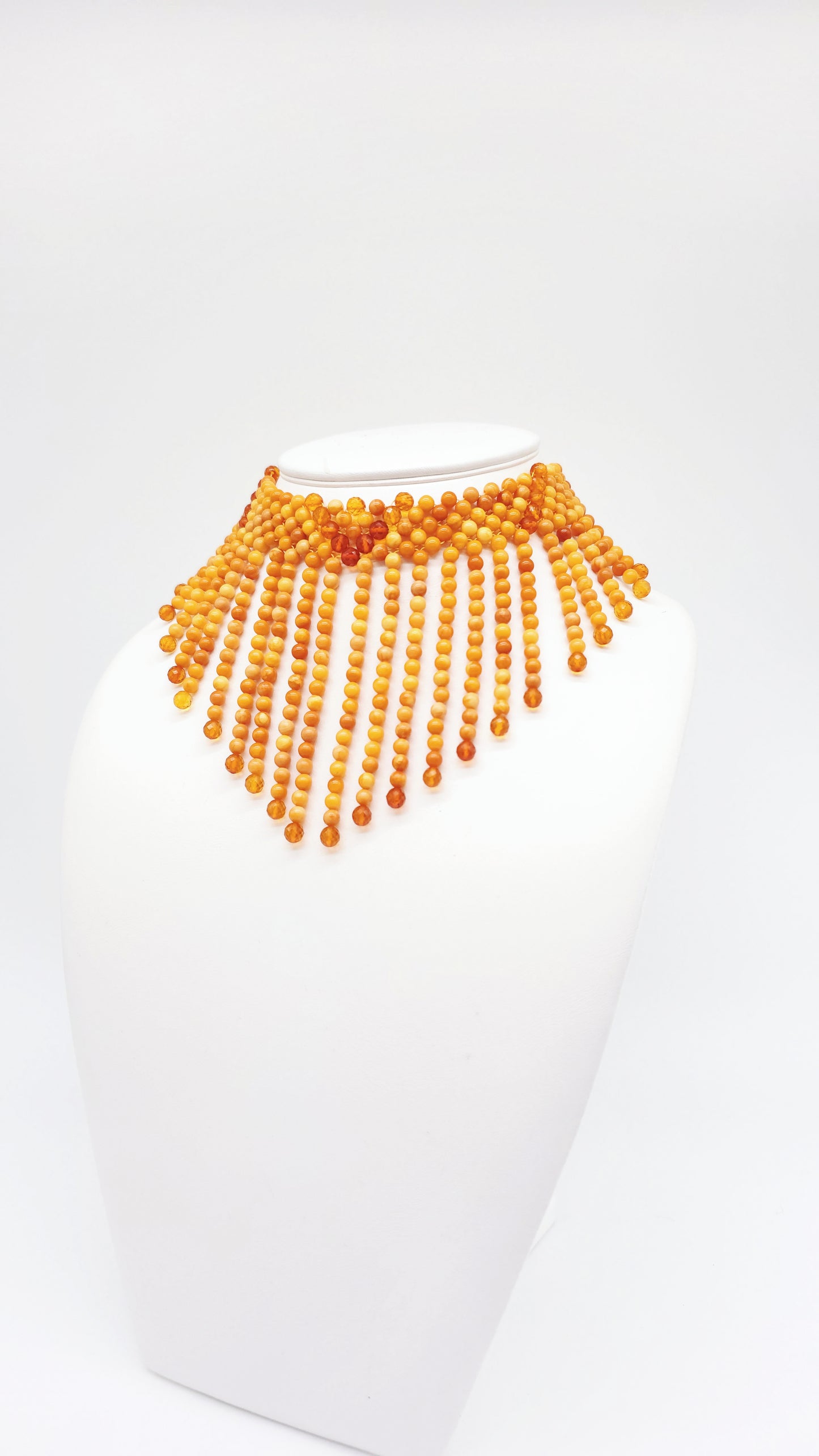 Amber choker necklace – elegant look in honey tones