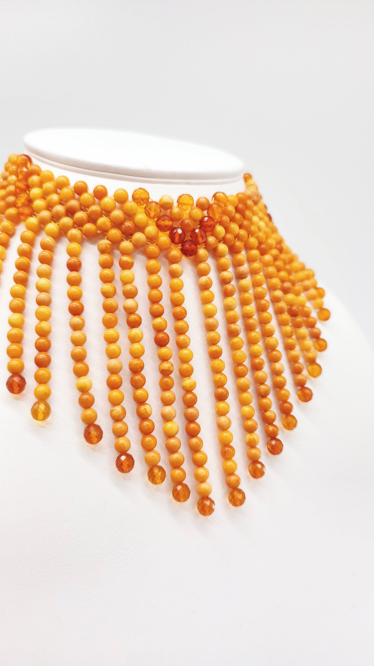 Amber choker necklace – elegant look in honey tones