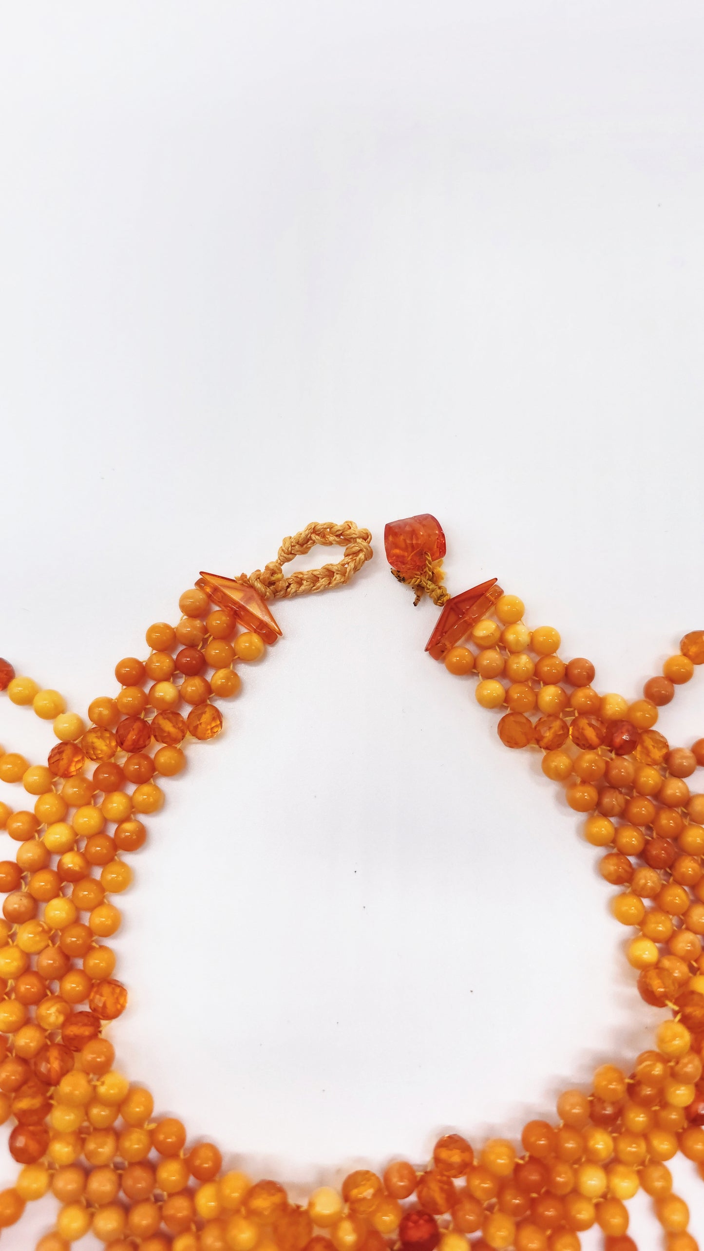 Amber choker necklace – elegant look in honey tones