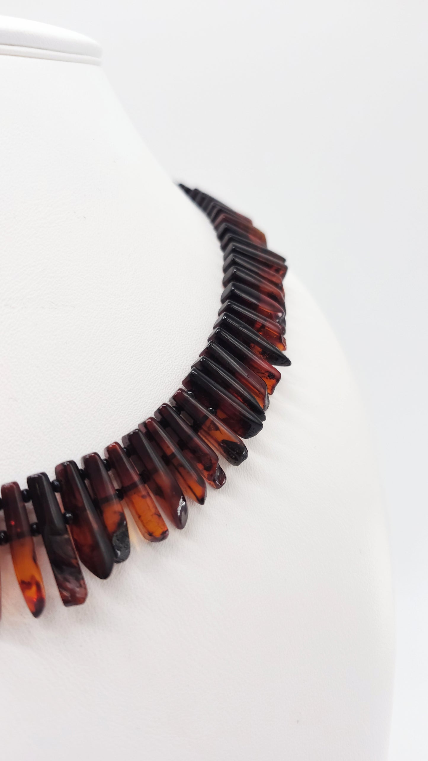 Collier en ambre foncé – exclusif et unique