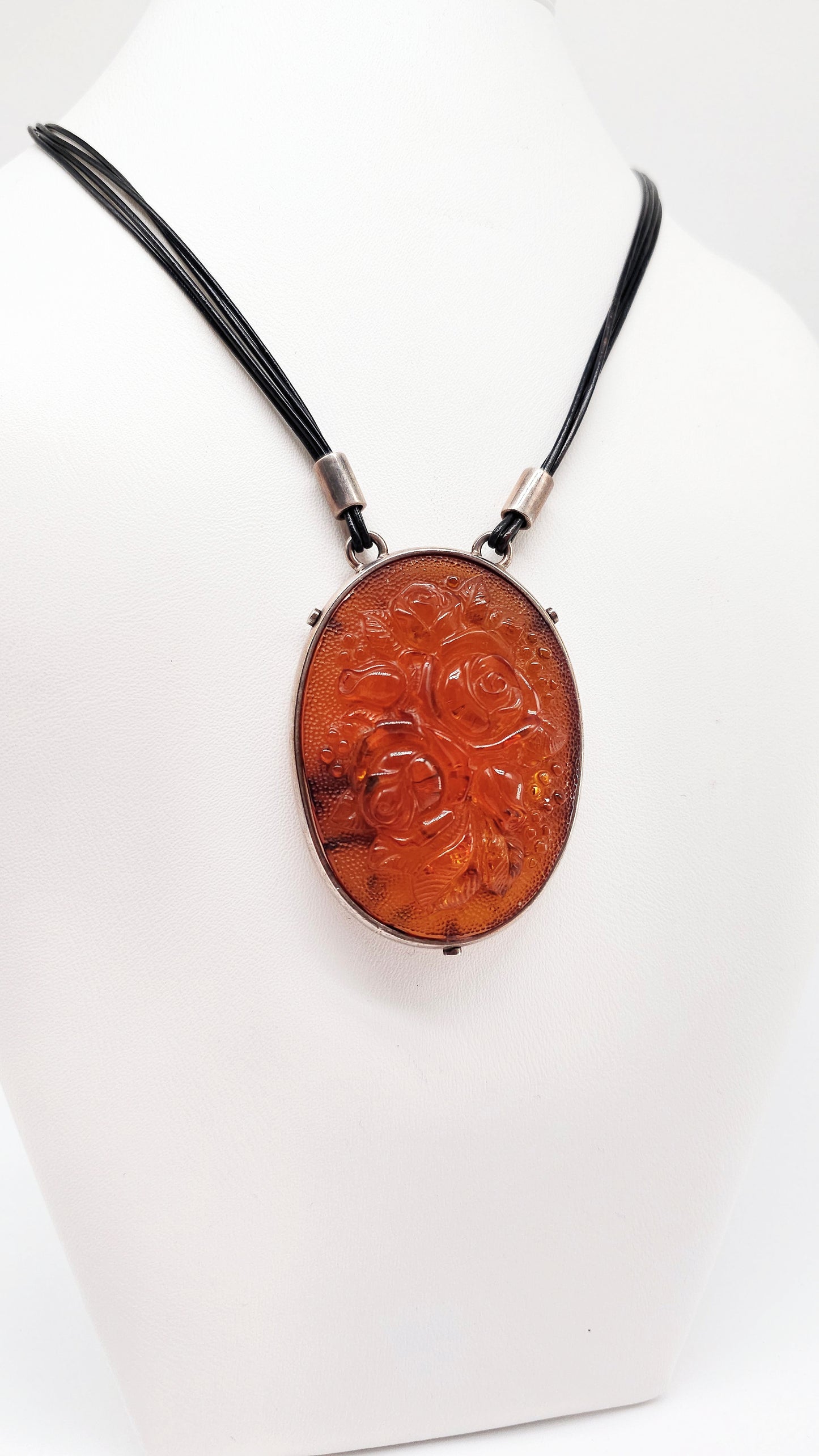 3D Rozen in barnsteen – Hanger met leren ketting
