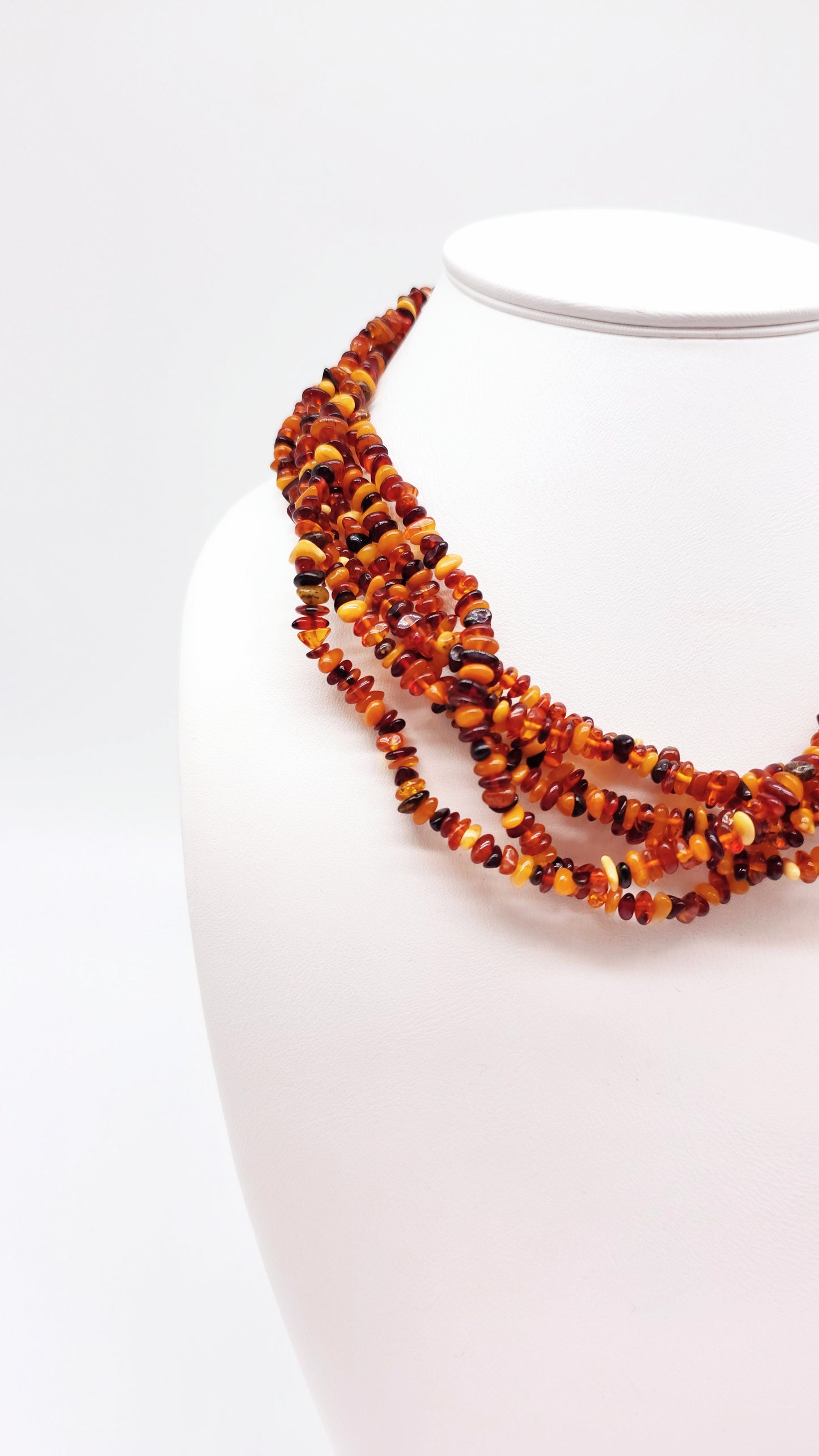 Amber statement necklace – a unique piece of jewelry