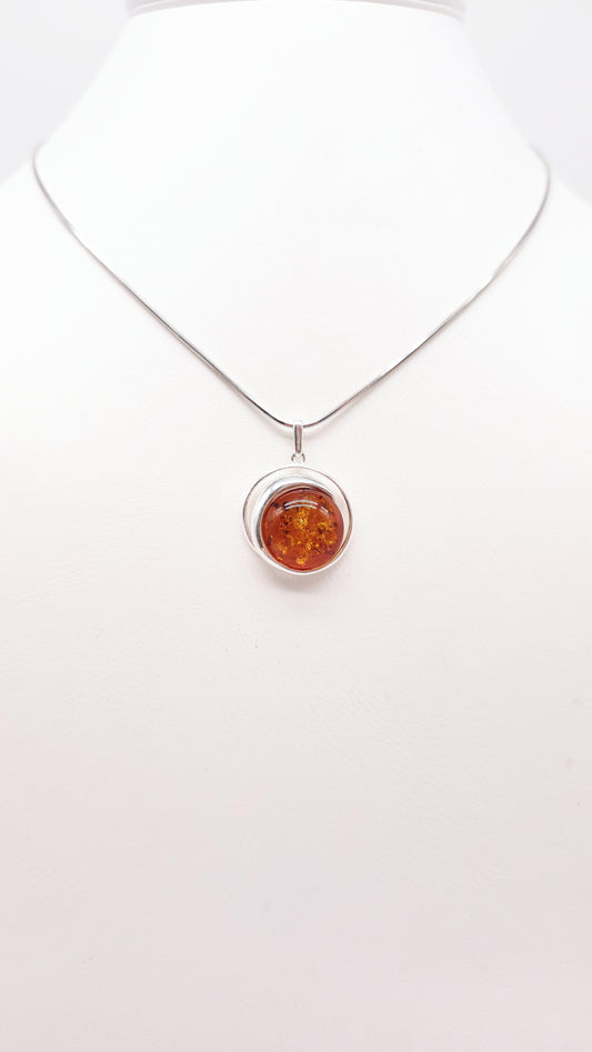Round pendant with amber – elegant & timeless