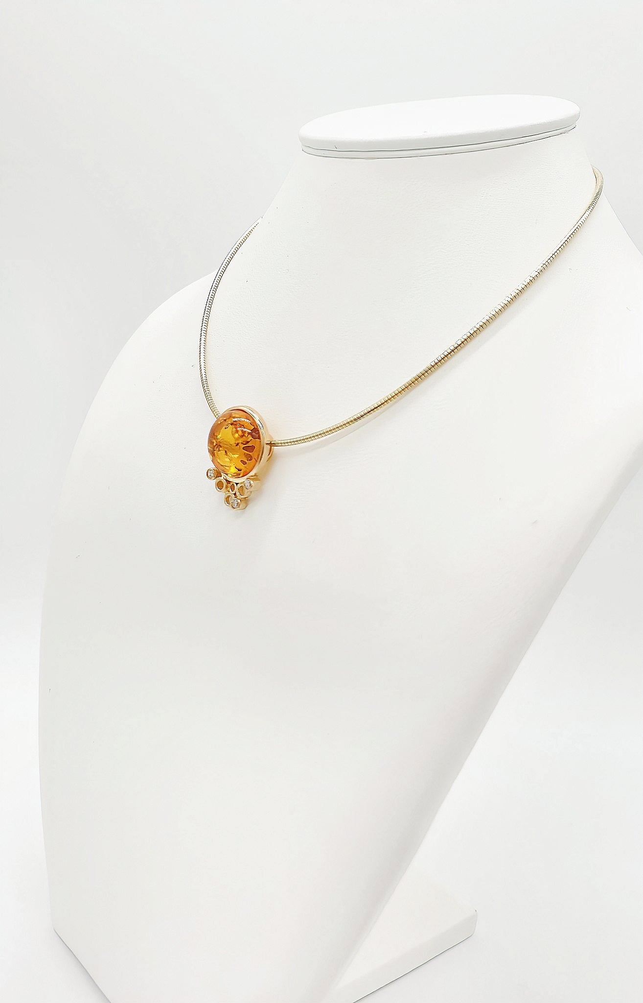 Eleganter Bernstein Anhänger mit künstlerischer Fassung