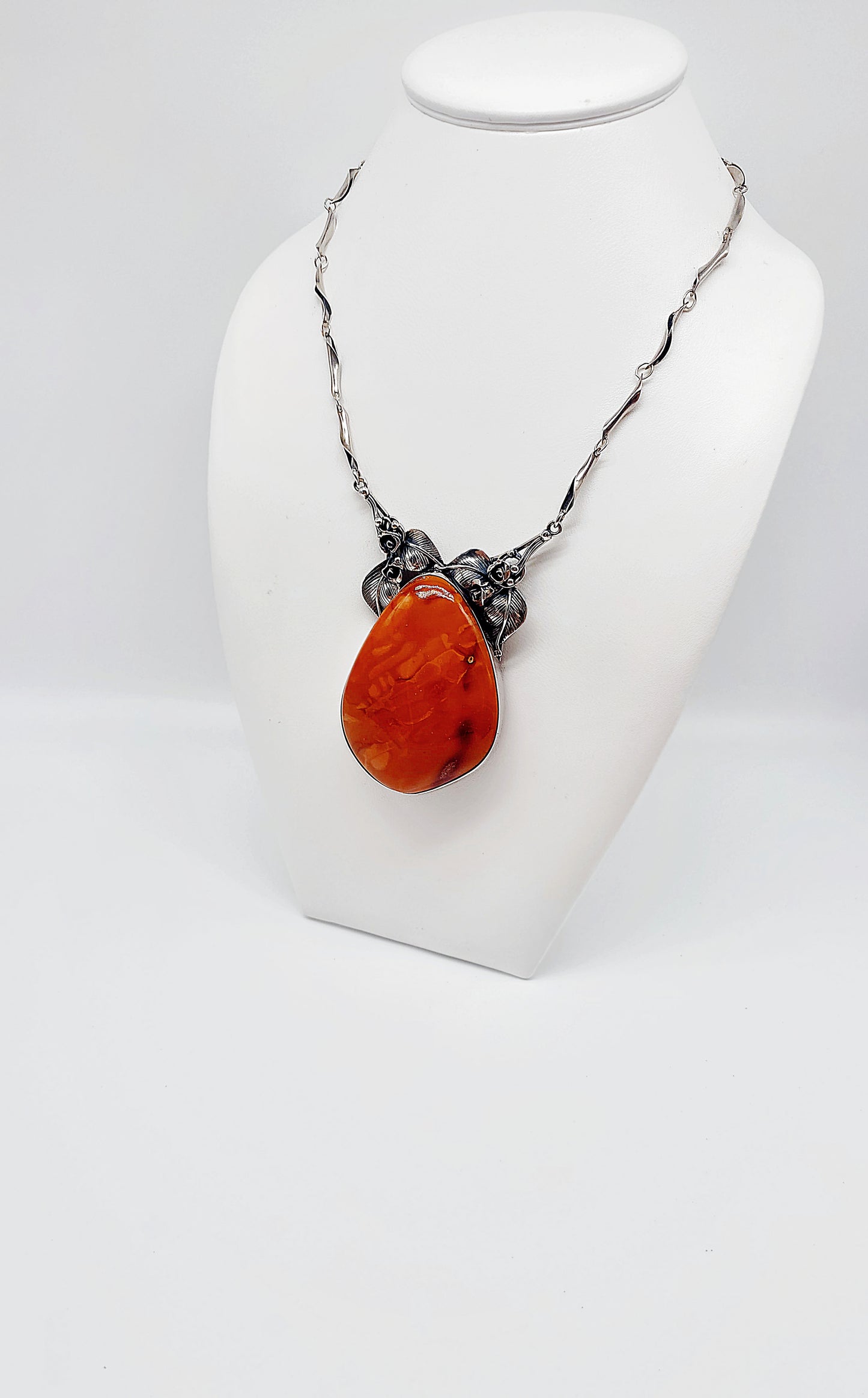 Collier unique avec grand pendentif en ambre