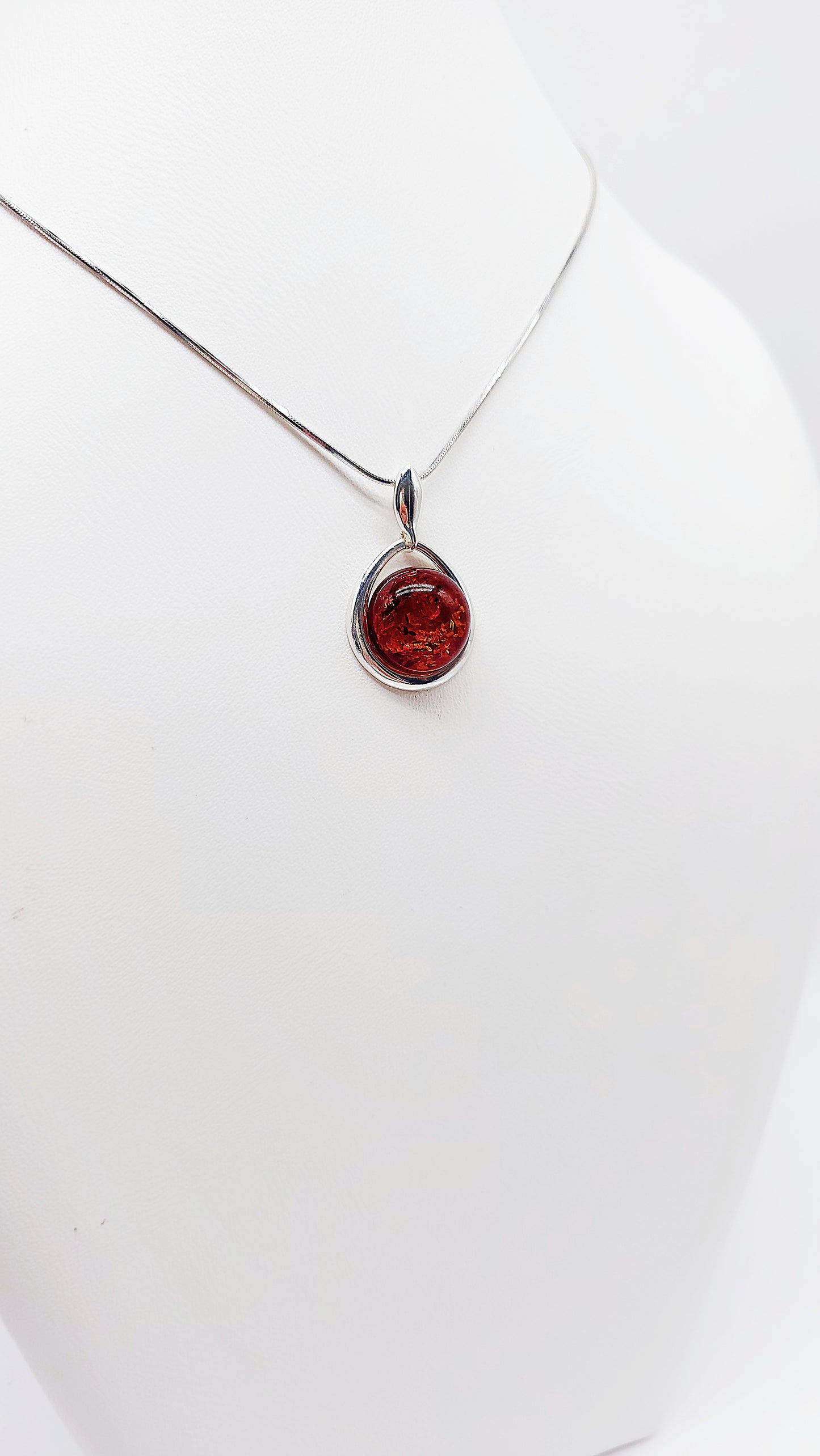 Klassischer Anhänger aus 925er Silber mit orangem Bernstein