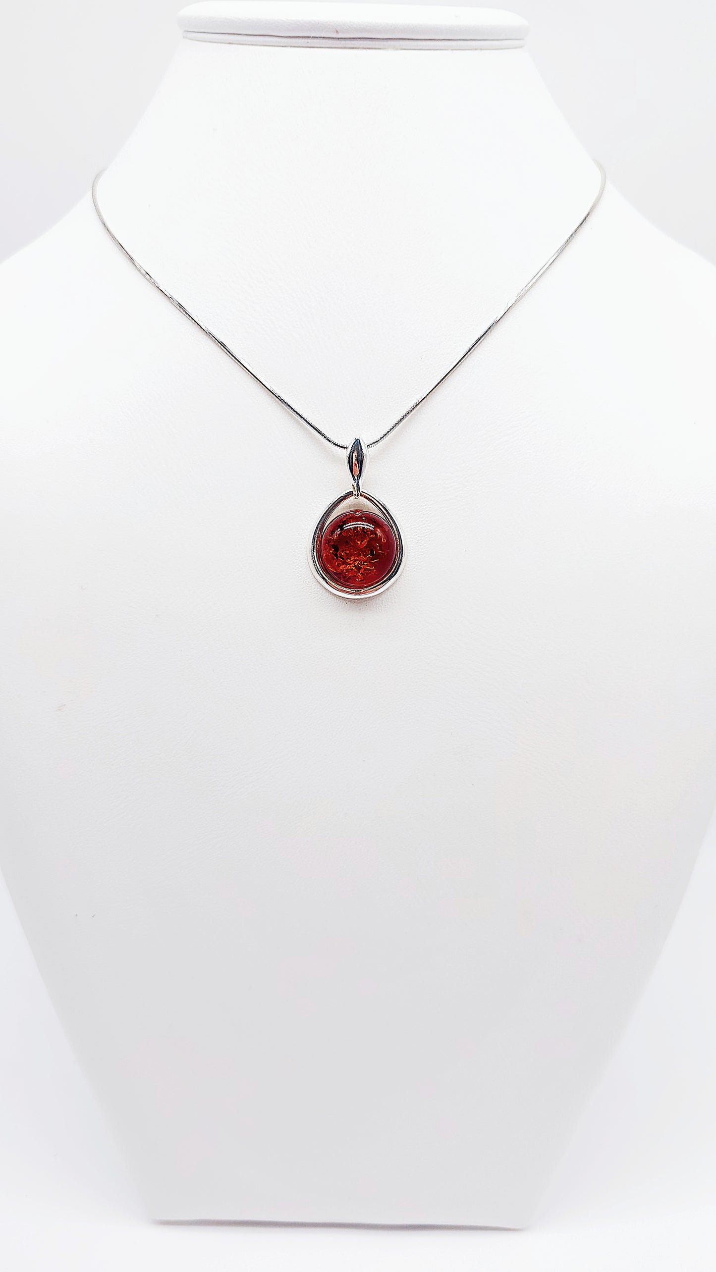 Klassischer Anhänger aus 925er Silber mit orangem Bernstein