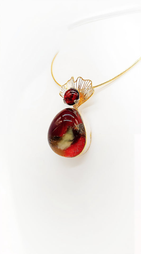 Timeless elegance: amber pendant with gold accents