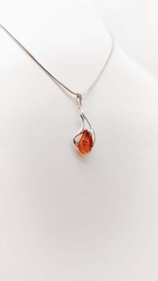 Flames of elegance: amber in a silver touch