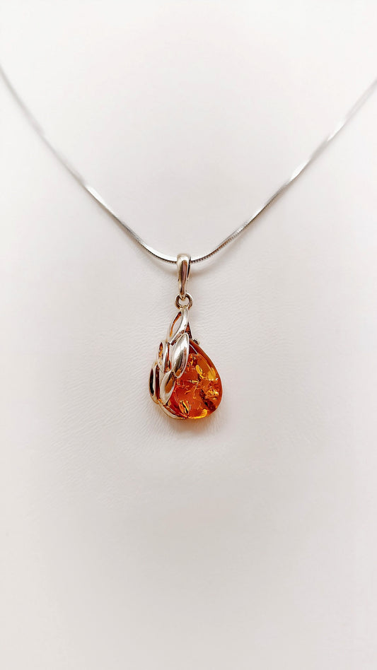 Natural grace: silver pendant with amber