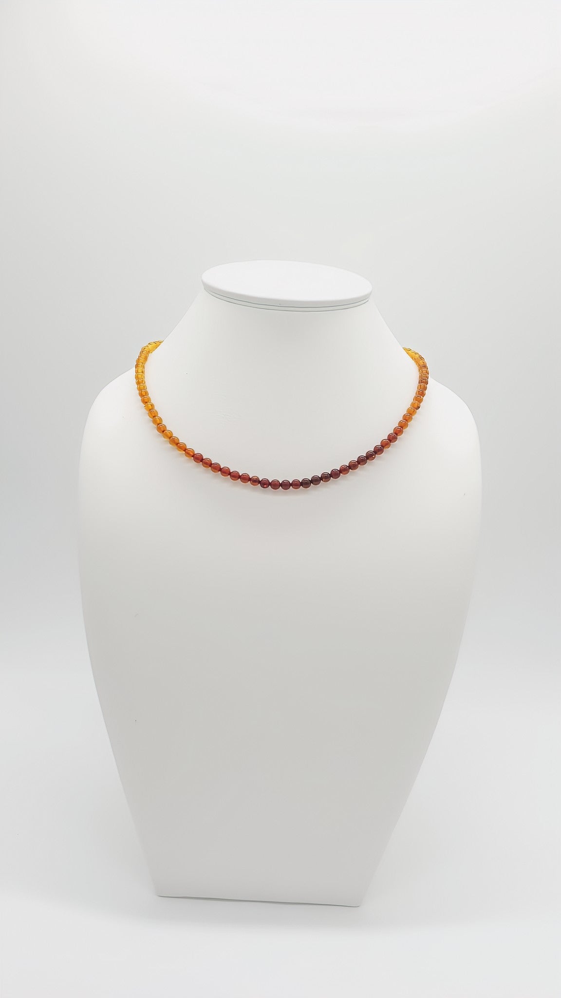 Filigrane Bernstein Kette mit elegantem Verlauf