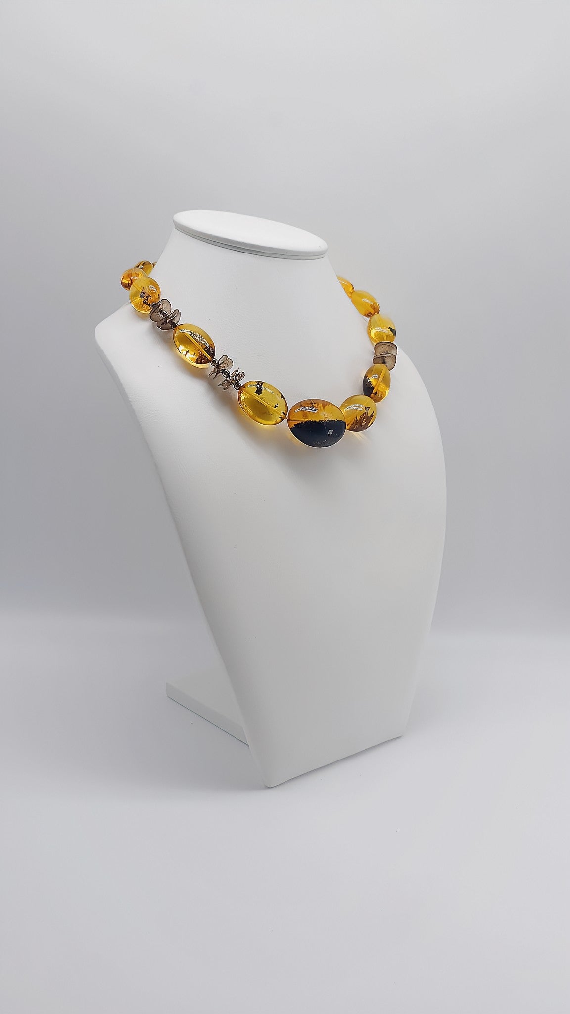 Elegante Harmonie: Handgefertigte Bernsteinkette