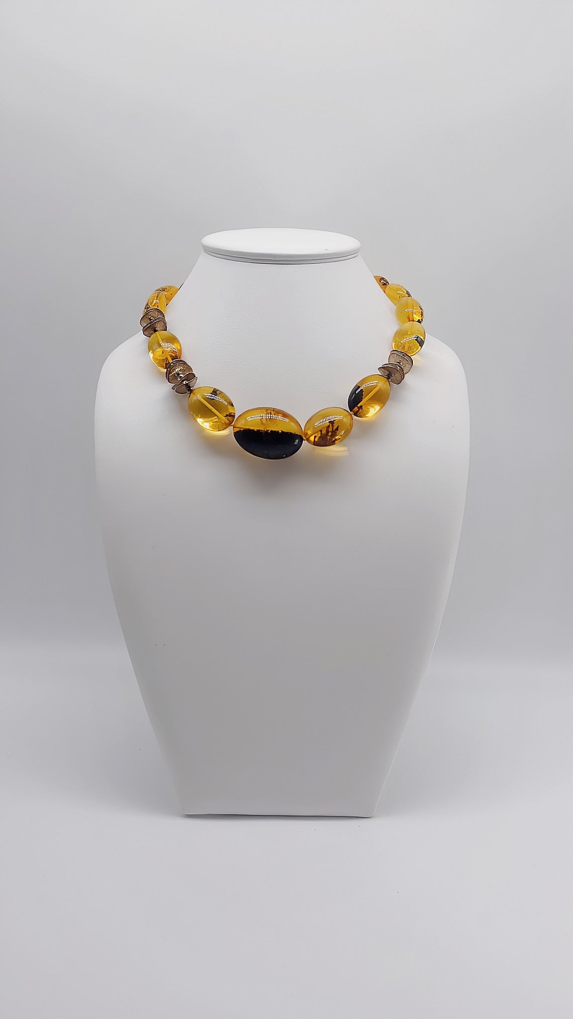 Elegante Harmonie: Handgefertigte Bernsteinkette