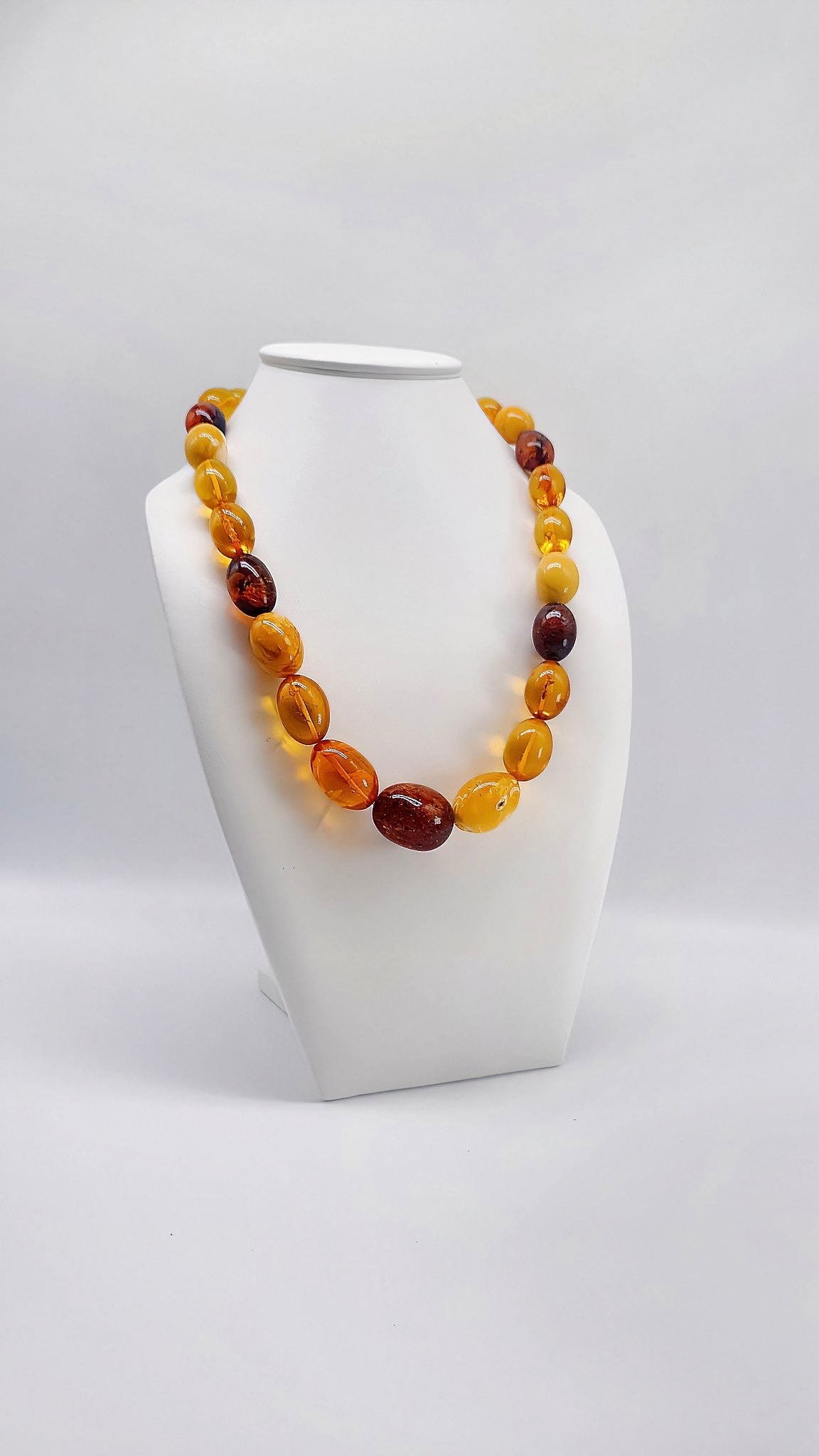 Golden splendor: Exclusive amber necklace
