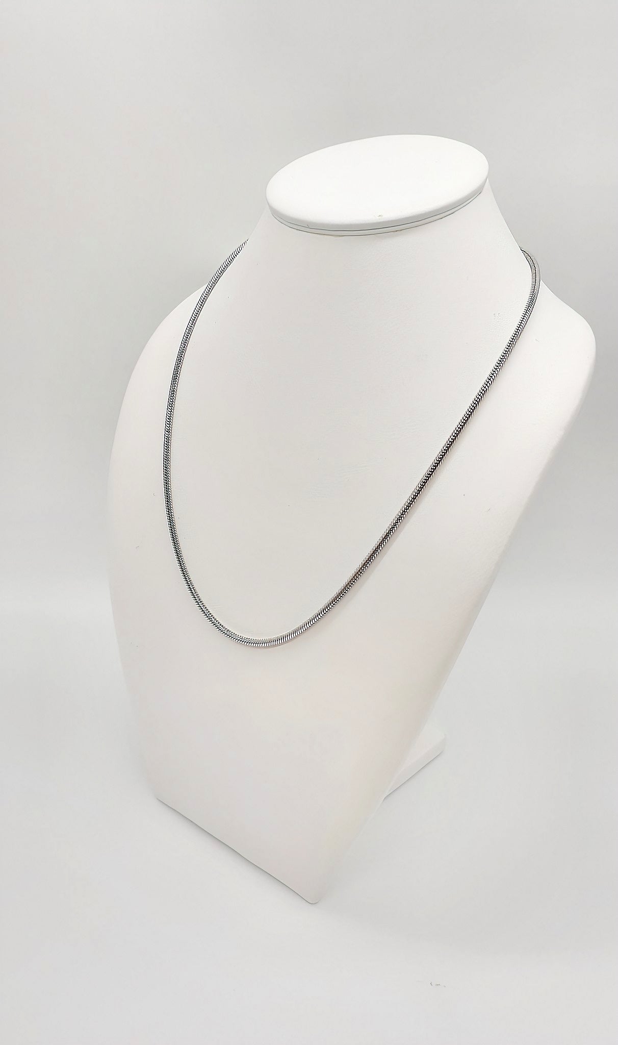 Exquisite rhodium-plated chain made of 925 sterling silver