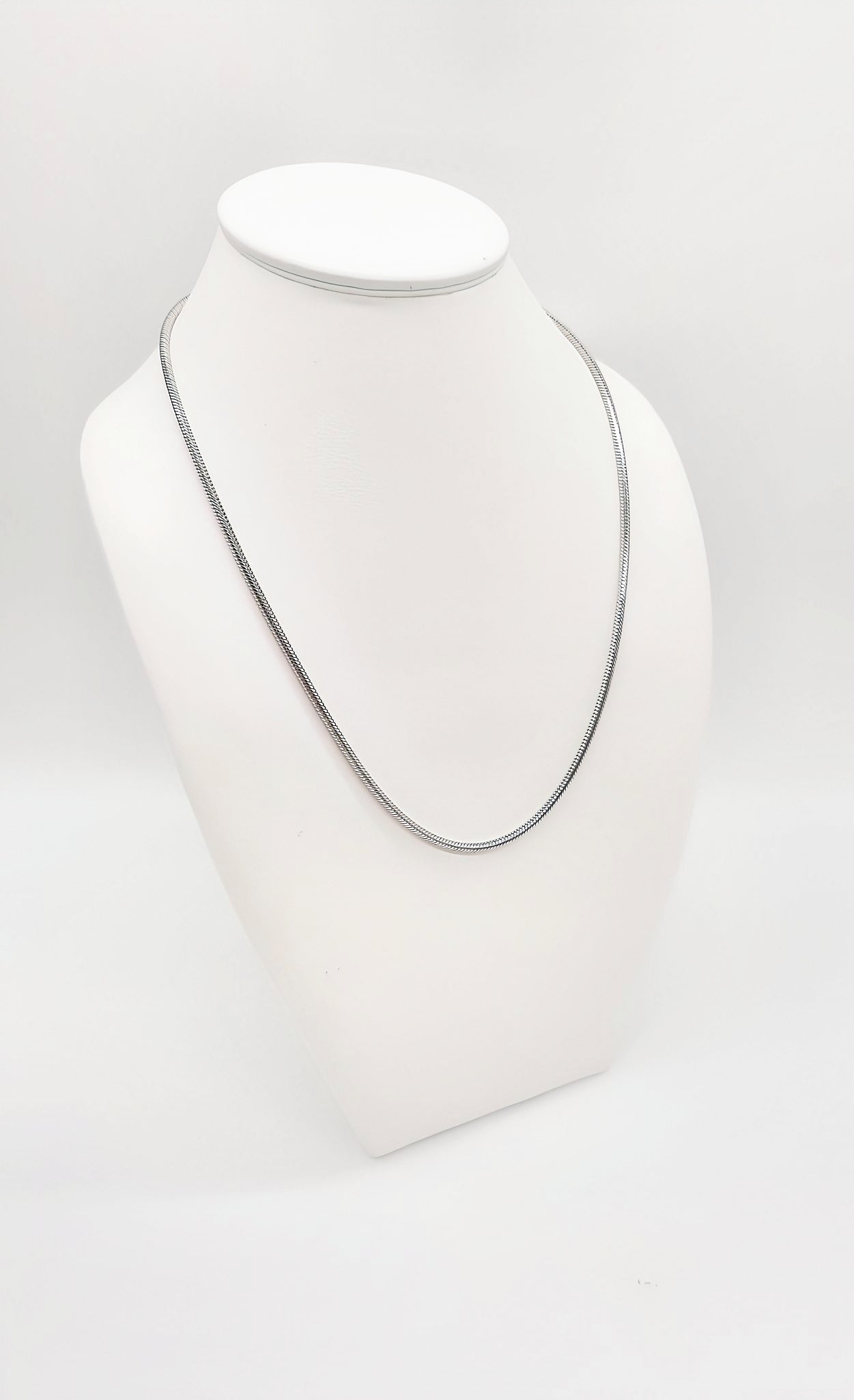 Exquisite rhodium-plated chain made of 925 sterling silver