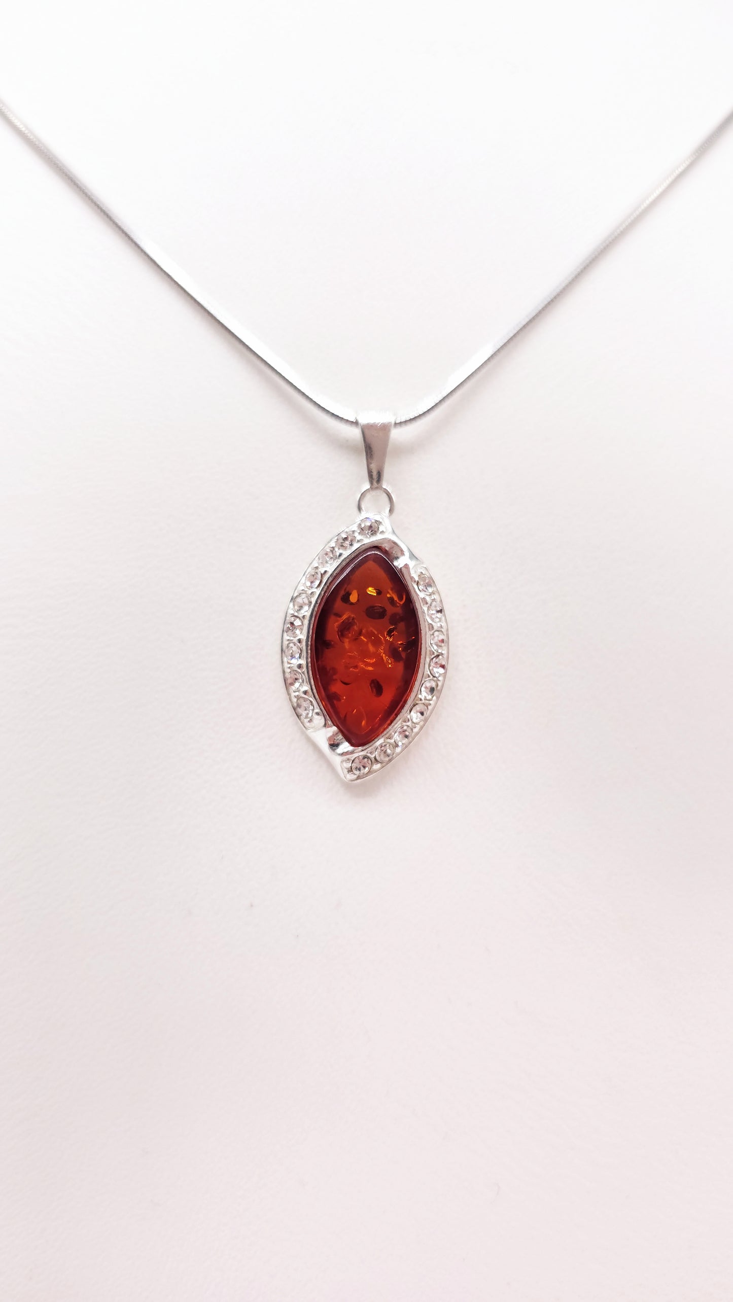 Schicker Bernstein Unikatschmuck mit Zirkonia in Silber