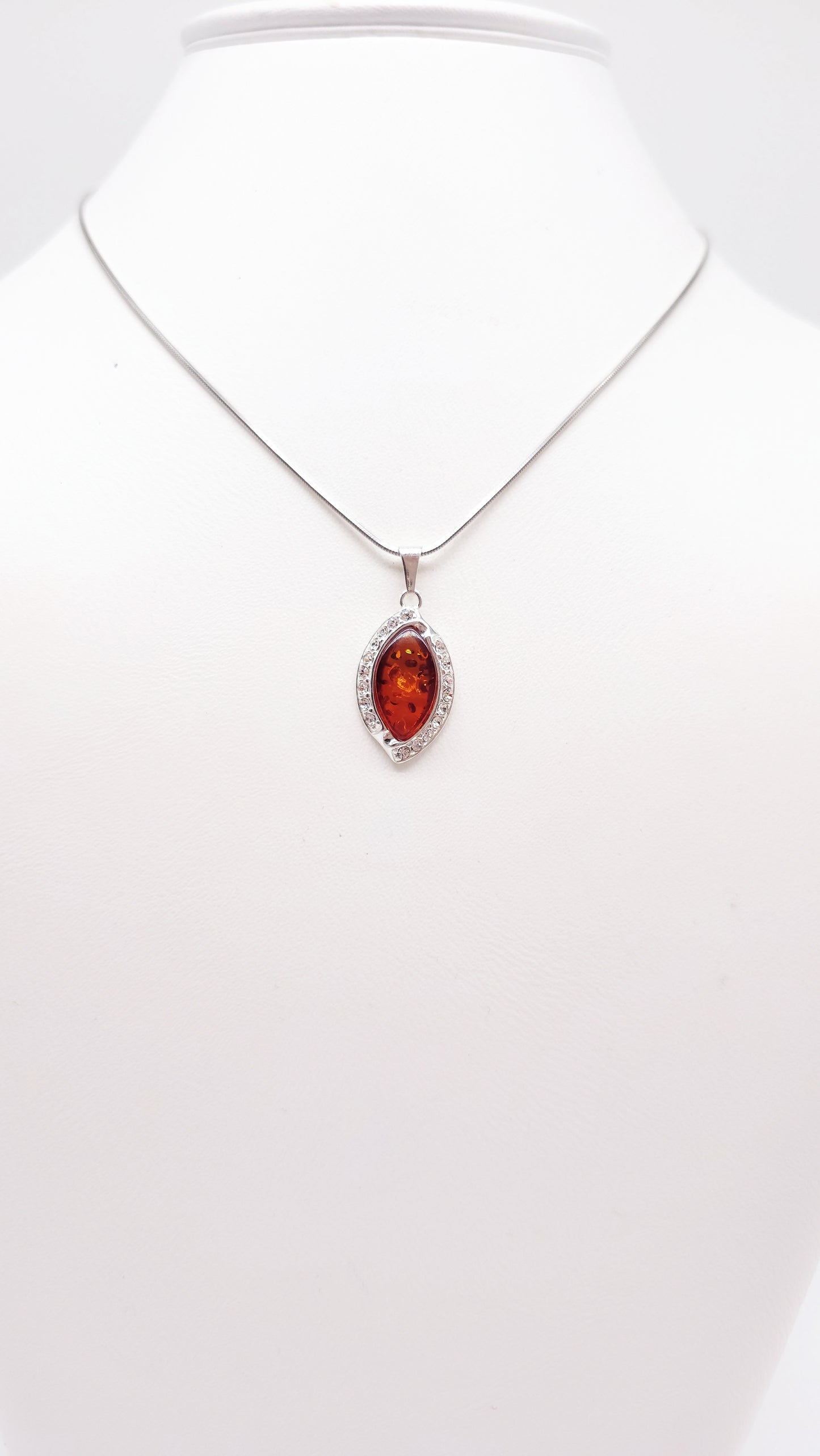 Schicker Bernstein Unikatschmuck mit Zirkonia in Silber