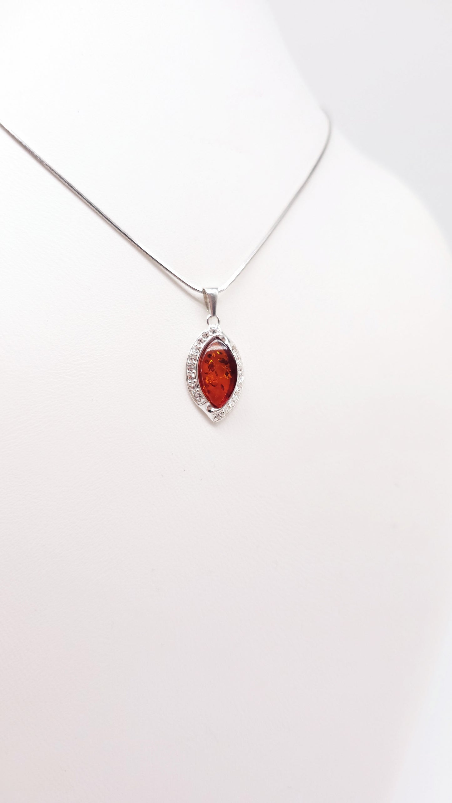 Schicker Bernstein Unikatschmuck mit Zirkonia in Silber