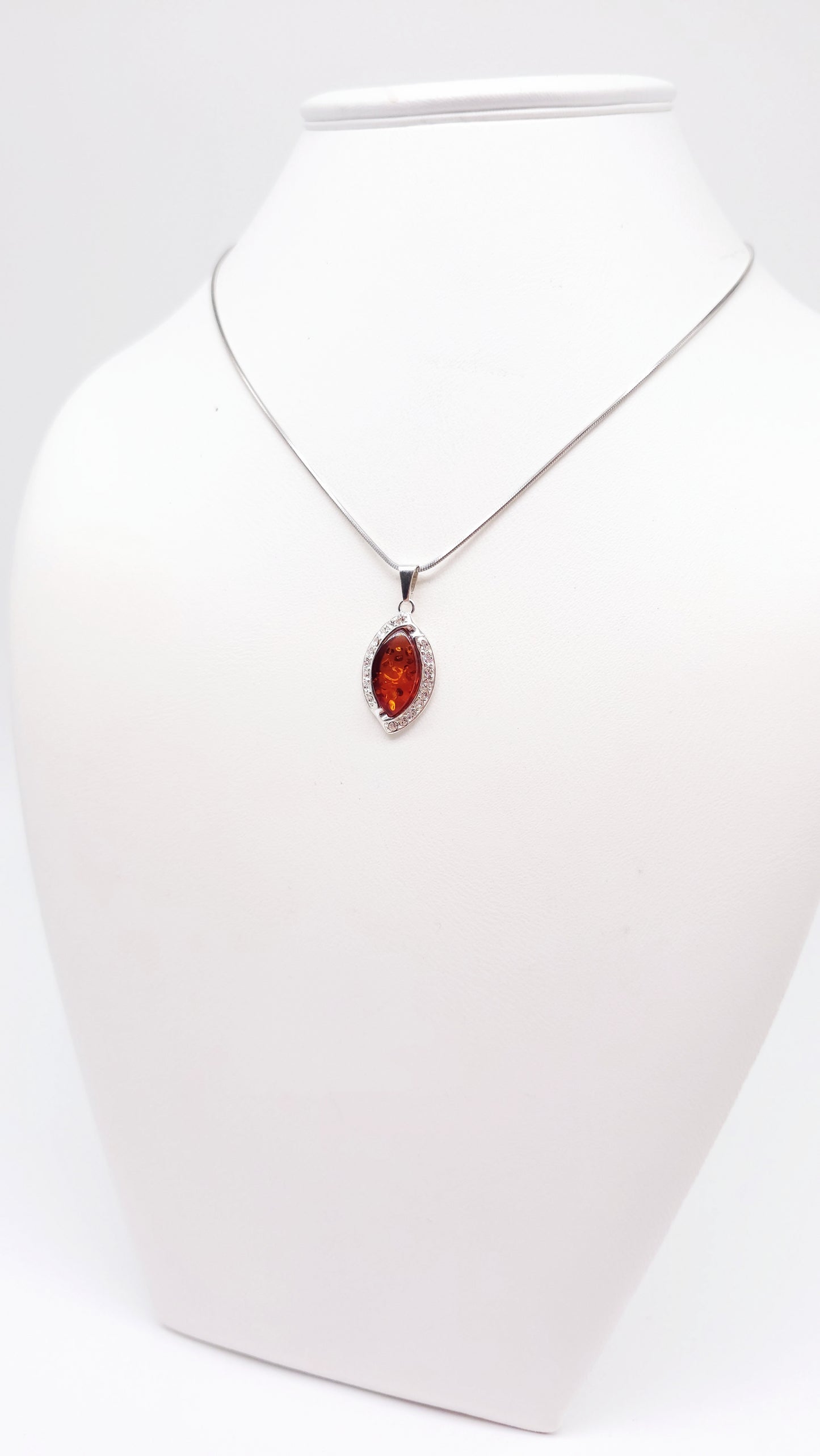 Schicker Bernstein Unikatschmuck mit Zirkonia in Silber