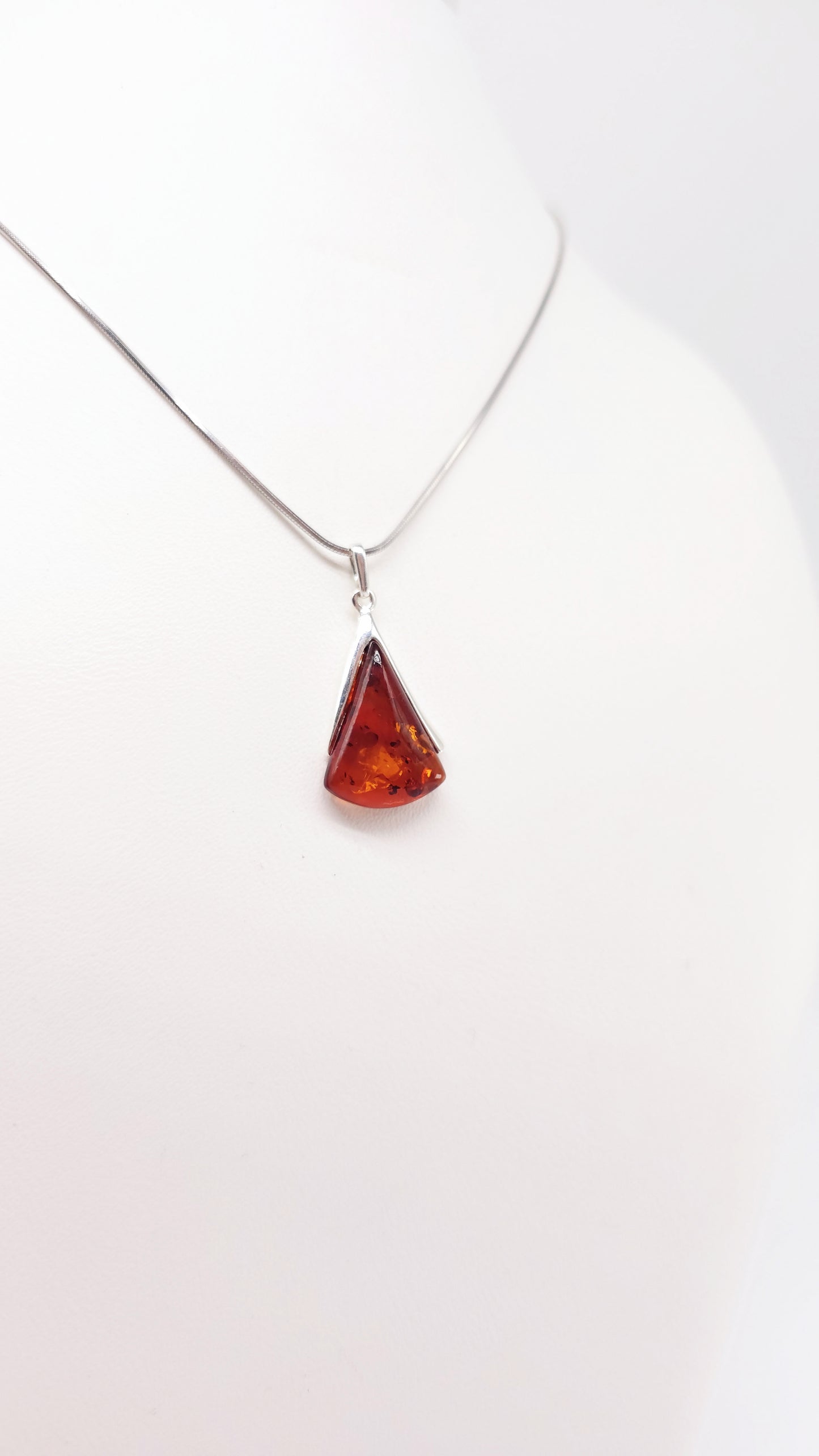 Bernsteinschmuck Anhänger in Silber – edles Design