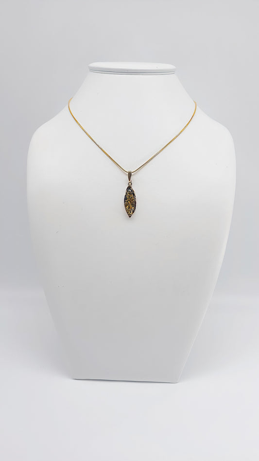 Elegant leaf pendant with amber – gold-plated
