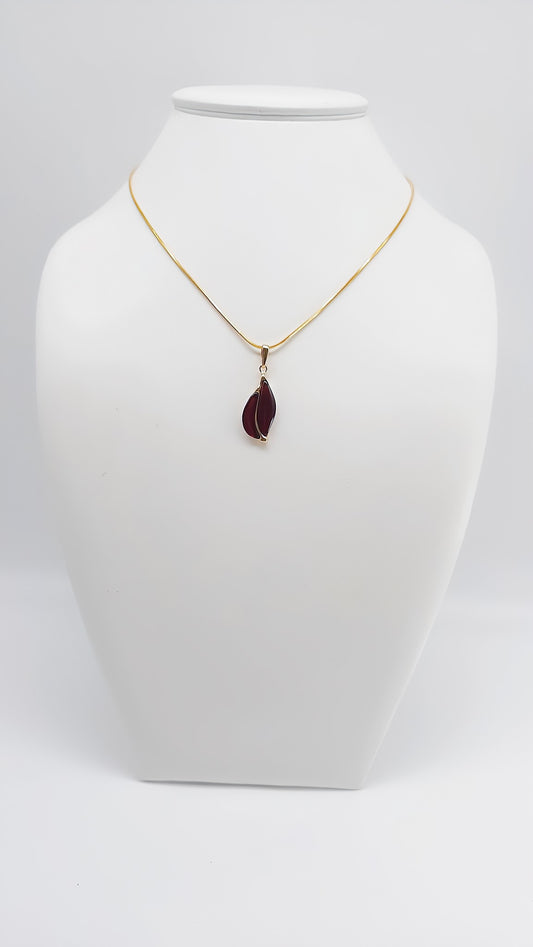 Timeless gold-plated amber pendant in leaf shape