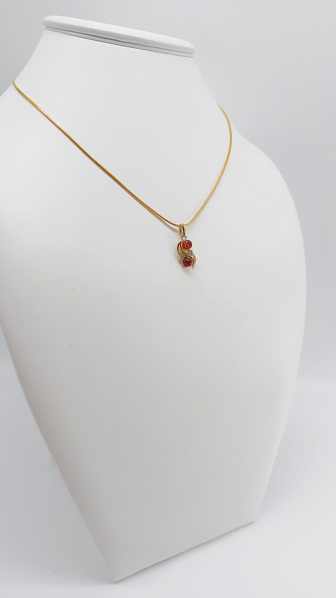 Noble shine: filigree amber pendant