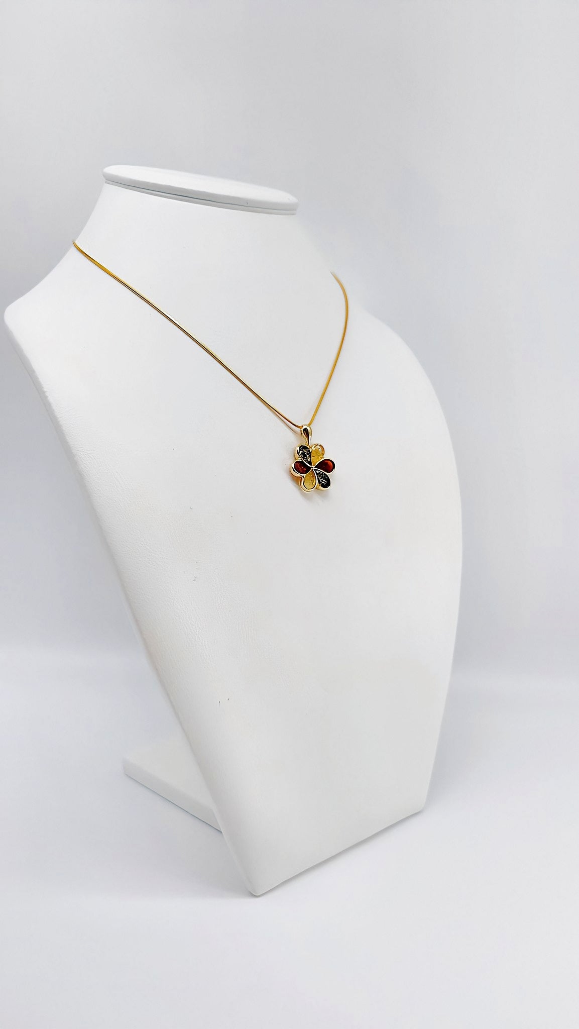 Eleganz in Blüte: Vergoldeter Bernstein-Schmuck