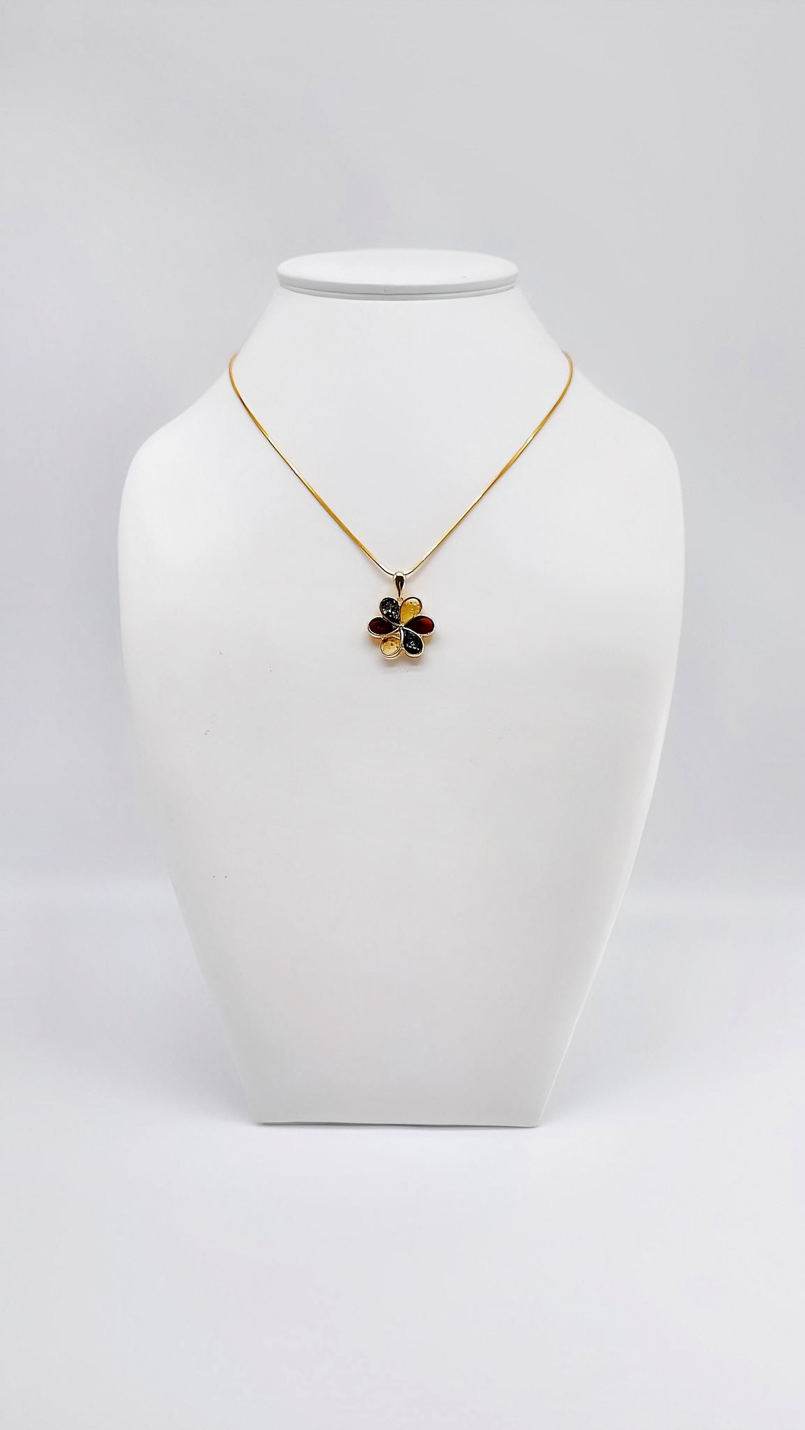 Eleganz in Blüte: Vergoldeter Bernstein-Schmuck