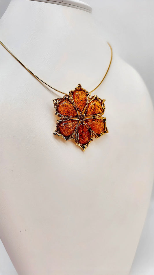 Gold-plated flower pendant with amber