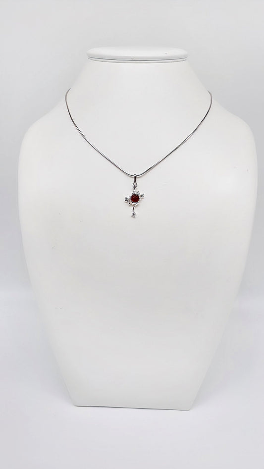 Stylish silver toad-shaped pendant with amber