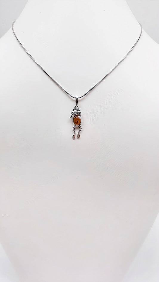 Exquisite toad pendant made of silver and amber