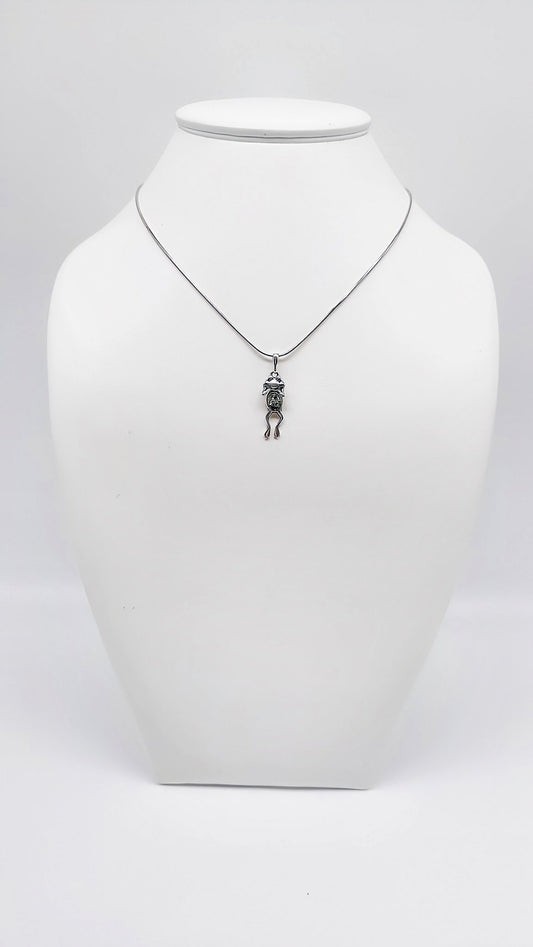 Elegant toad pendant with green amber