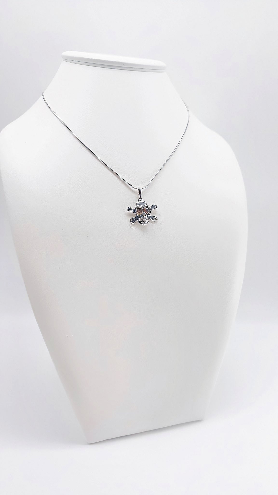 Piratenstyle: Totenkopfanhänger in Silber