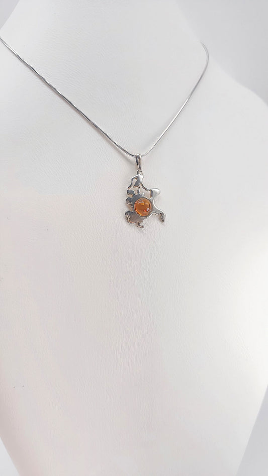 Island romance: Rügen pendant with amber