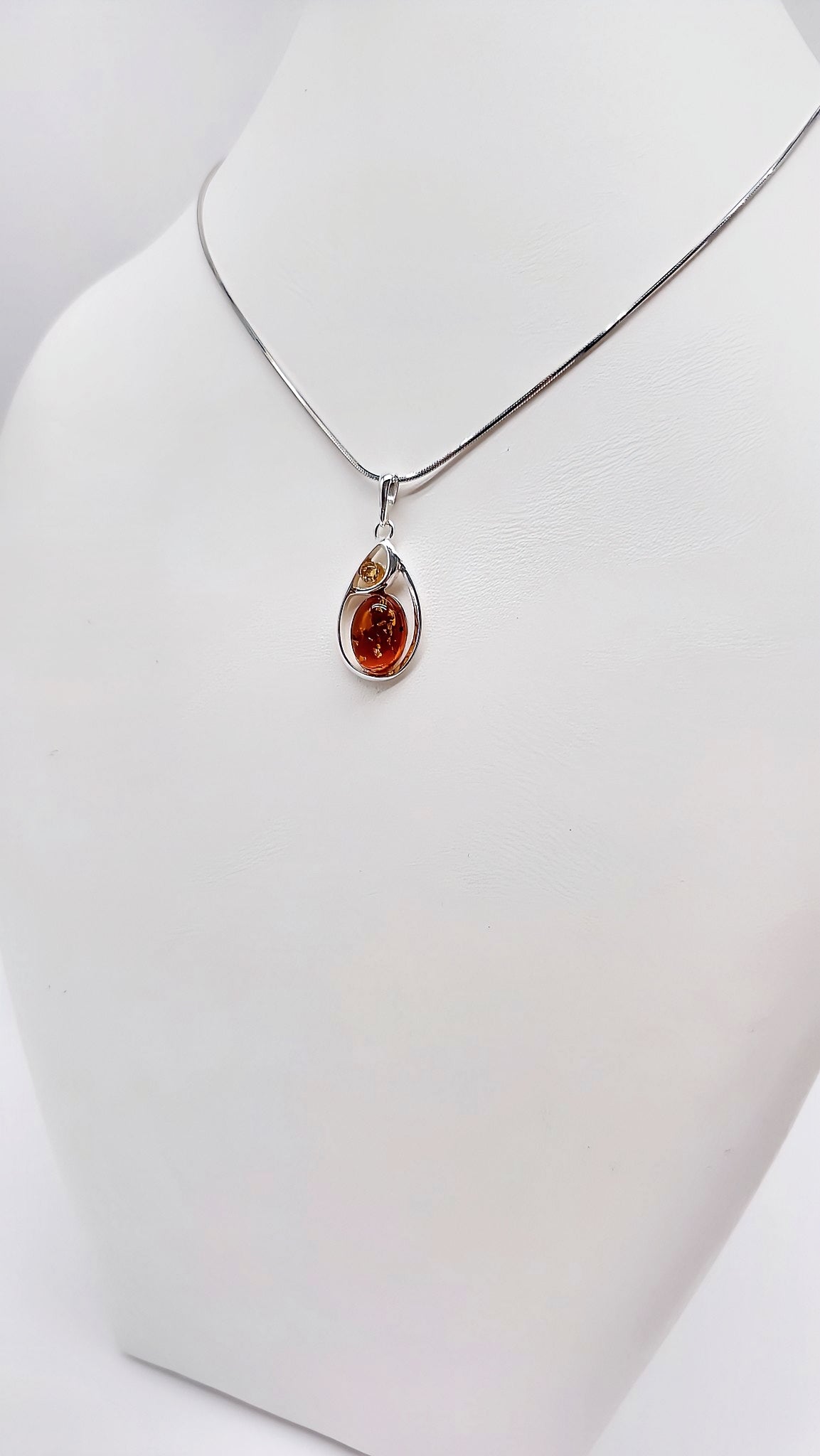 Eleganter Anhänger in Tropfenform aus Silber und Bernstein