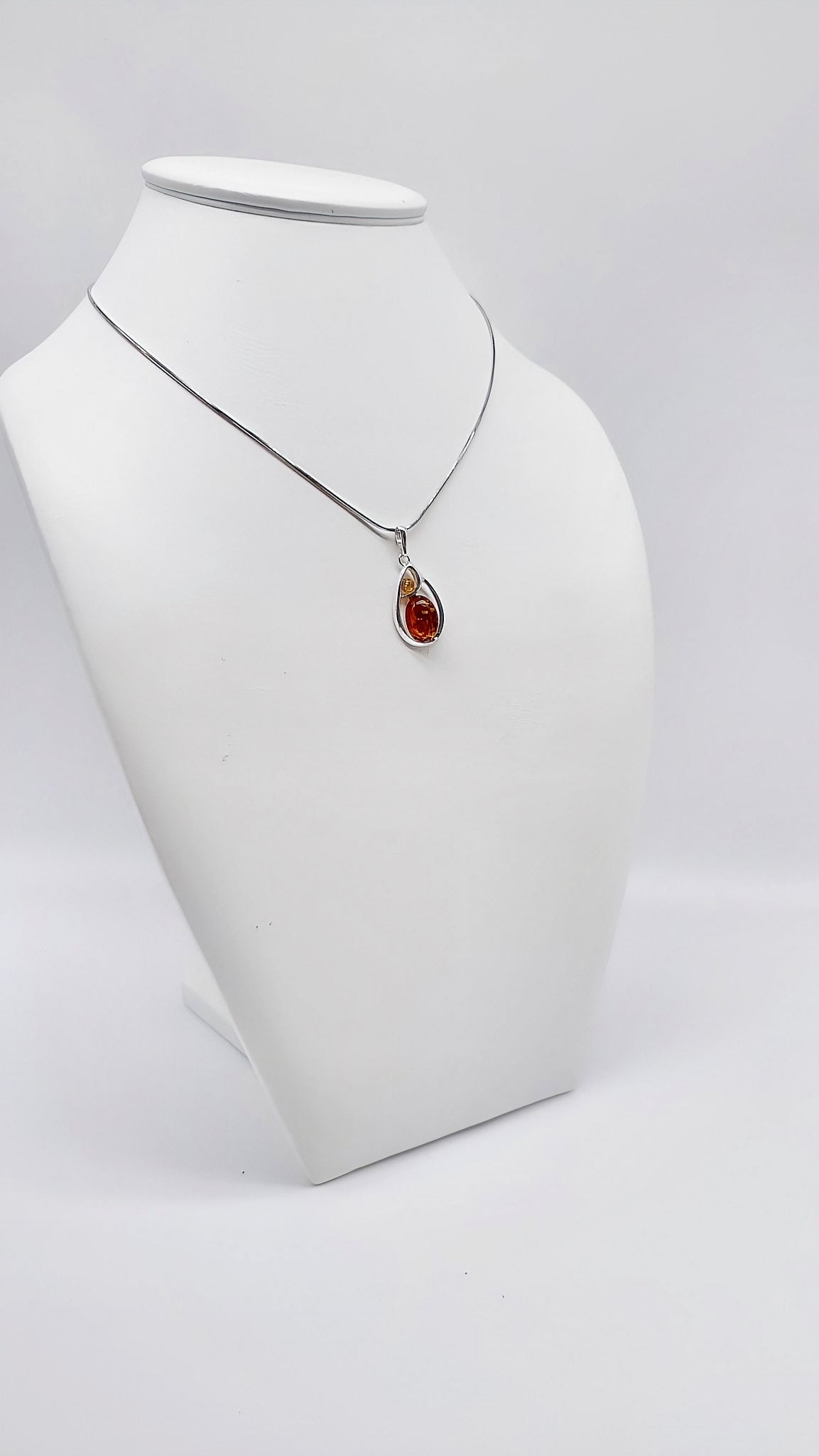 Eleganter Anhänger in Tropfenform aus Silber und Bernstein
