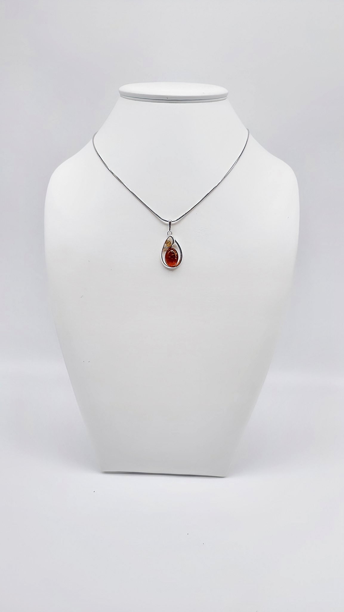 Eleganter Anhänger in Tropfenform aus Silber und Bernstein