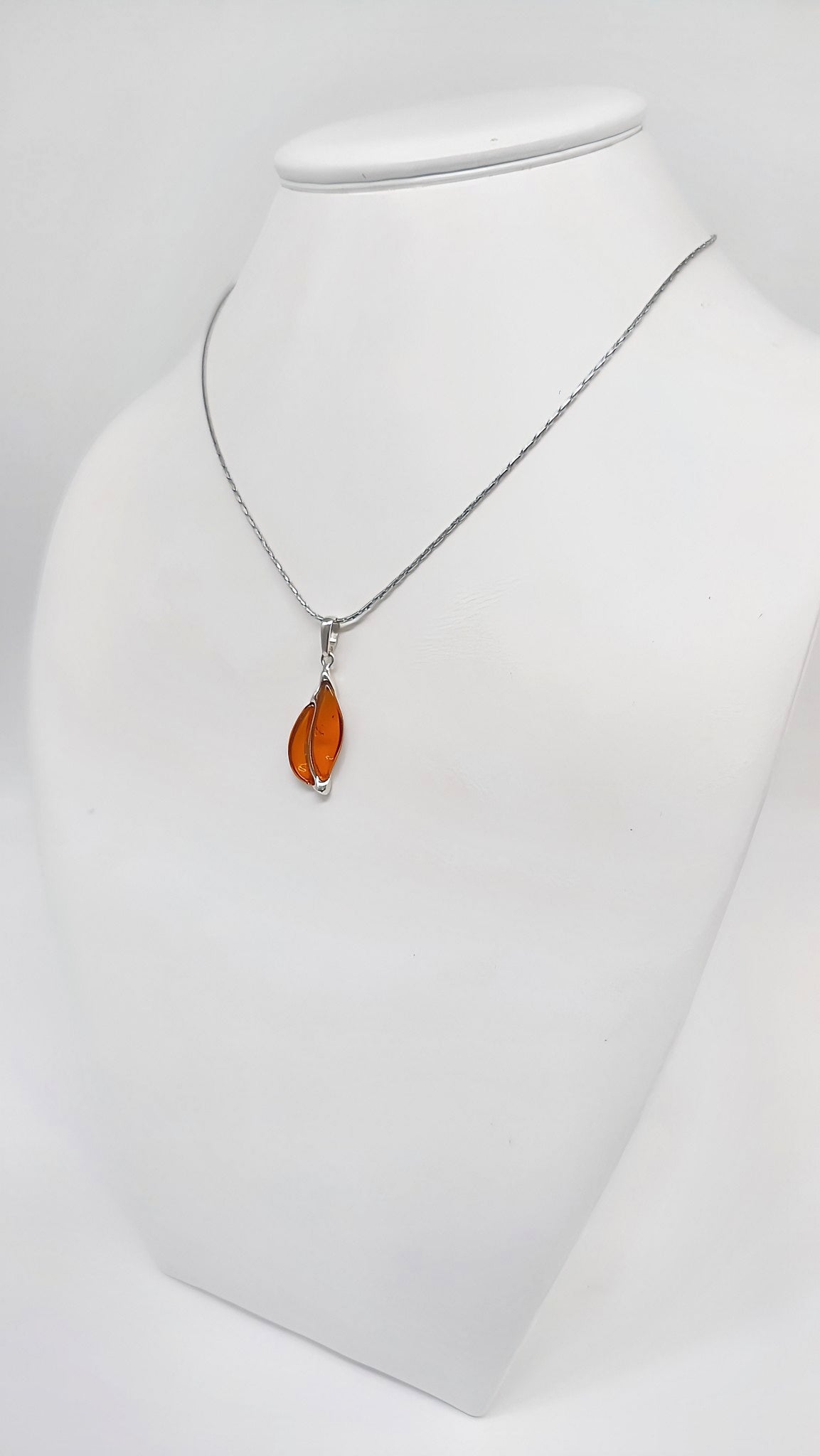 Eleganter Anhänger aus 925er Silber mit orangefarbenen Steinen