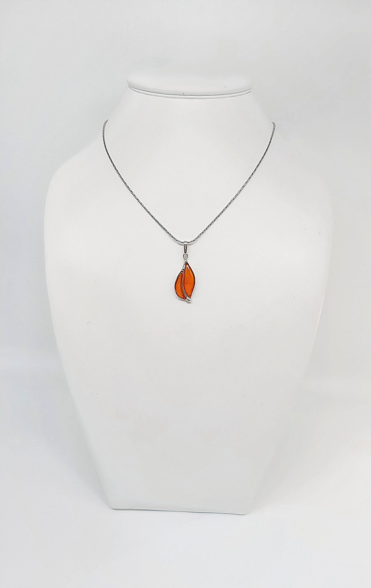 Eleganter Anhänger aus 925er Silber mit orangefarbenen Steinen